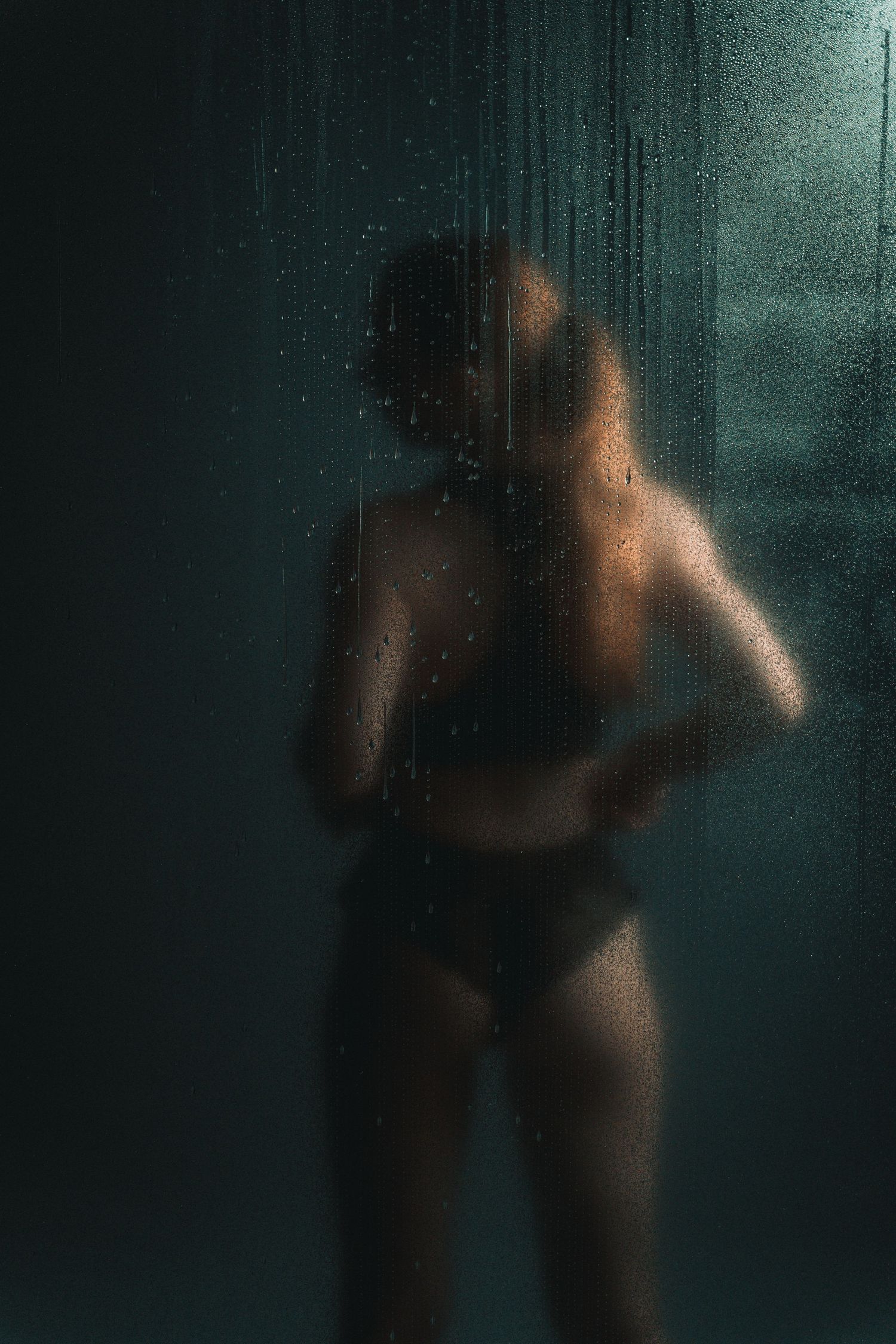 Femme posant avec assurance lors d'une séance photo boudoir artistique.