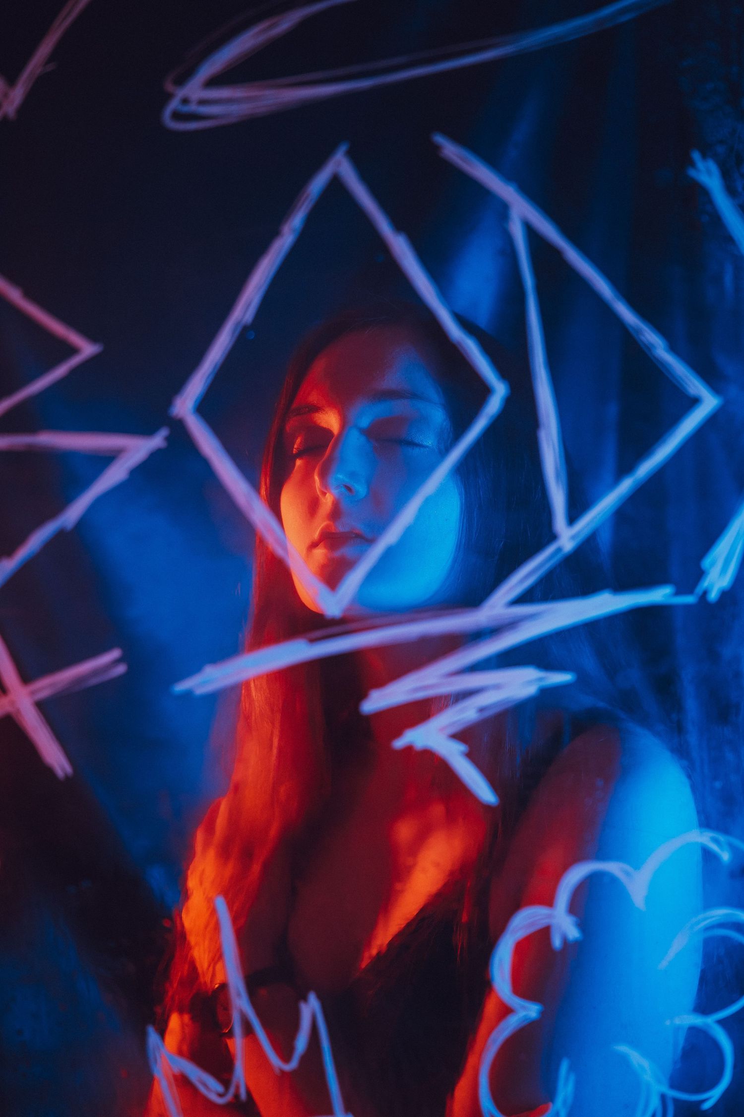 Portrait artistique d'une femme se redécouvrant à travers une séance photo élégante et authentique.
