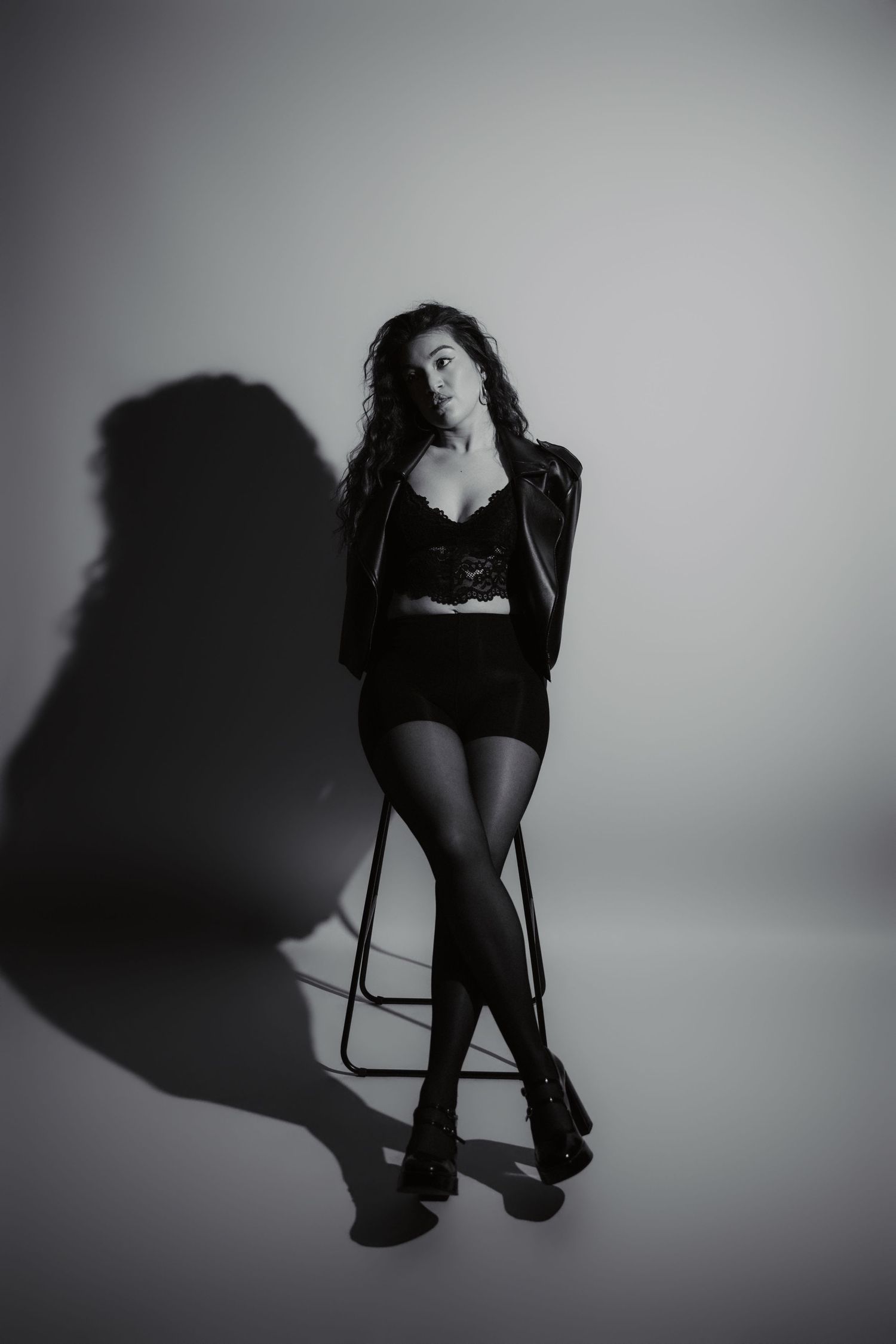 Femme posant en studio lors d'une séance photo portrait artistique minimaliste.