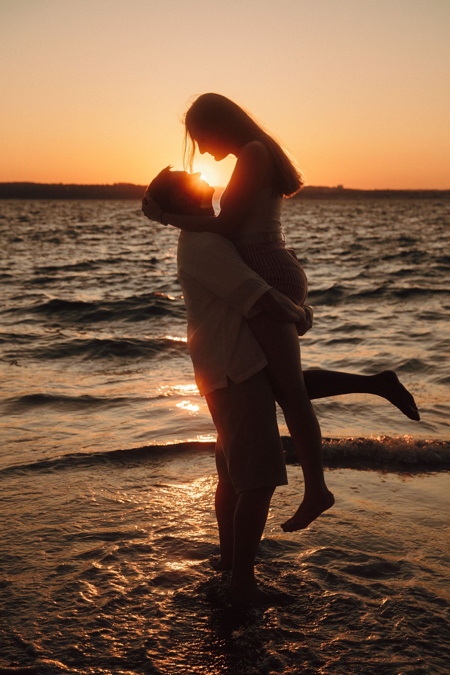 Photographie de couple spontanée en lumière naturelle