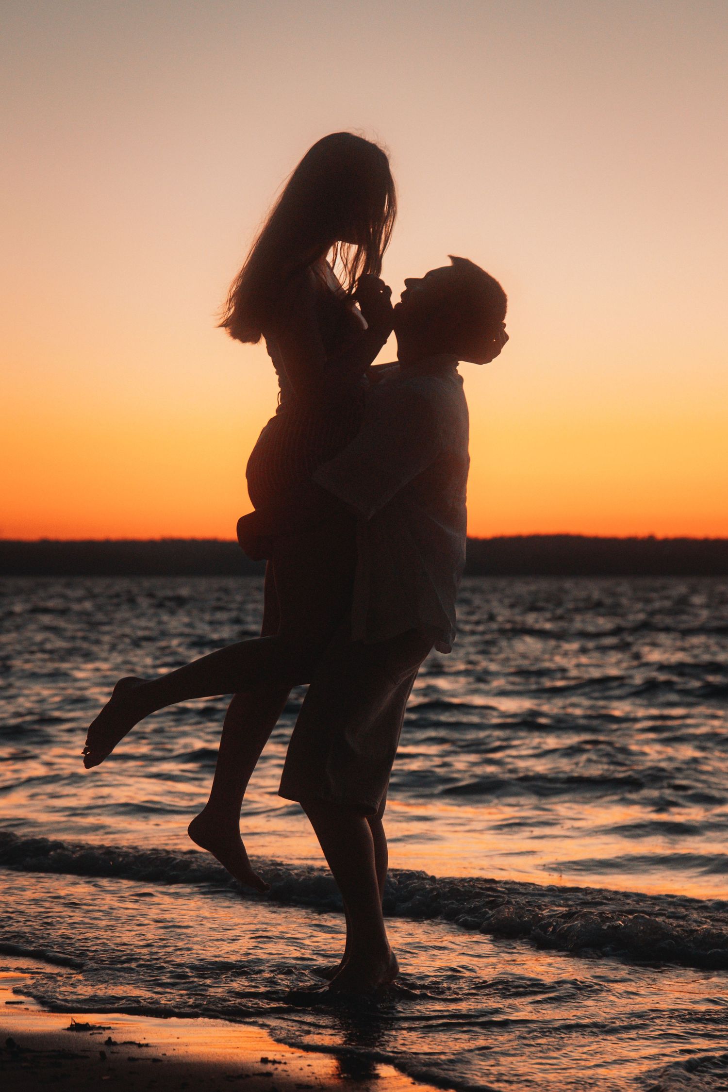 Séance couple immortalisant un moment de tendresse dans un cadre naturel.