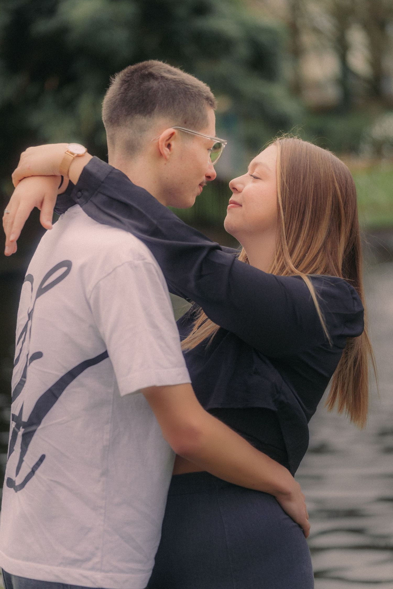 Séance photo artistique mettant en lumière l'amour et la connexion entre deux personnes.