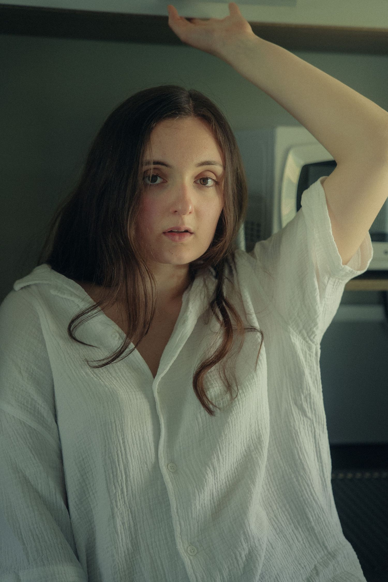 Portrait artistique d'une femme vivant une expérience photo placée sous le signe de la confiance et de l'expression personnelle.