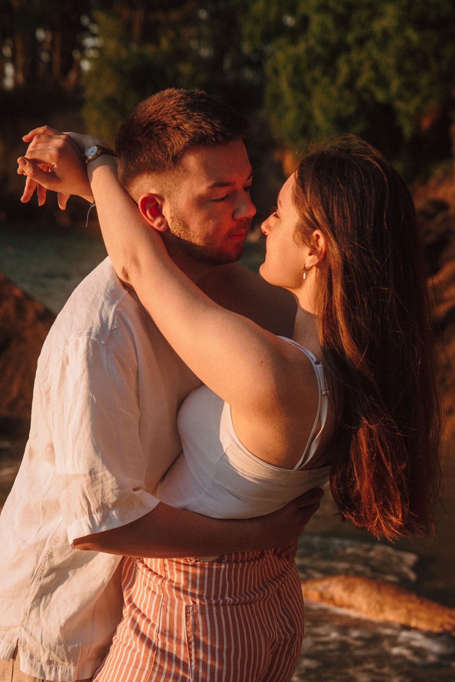 Séance photo de couple capturant des instants naturels et des regards complices.