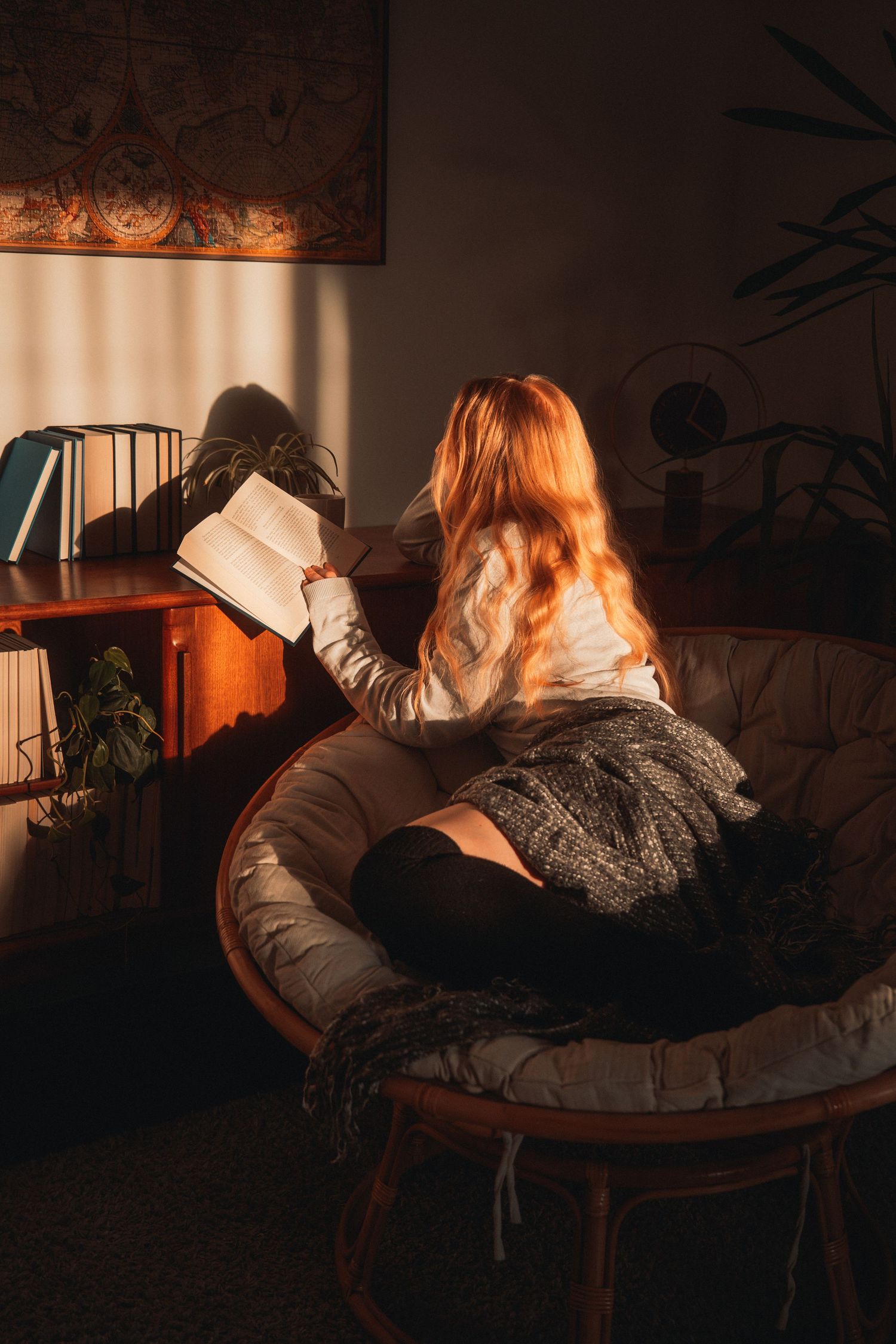 Portrait de femme dans un univers sobre et intemporel.
