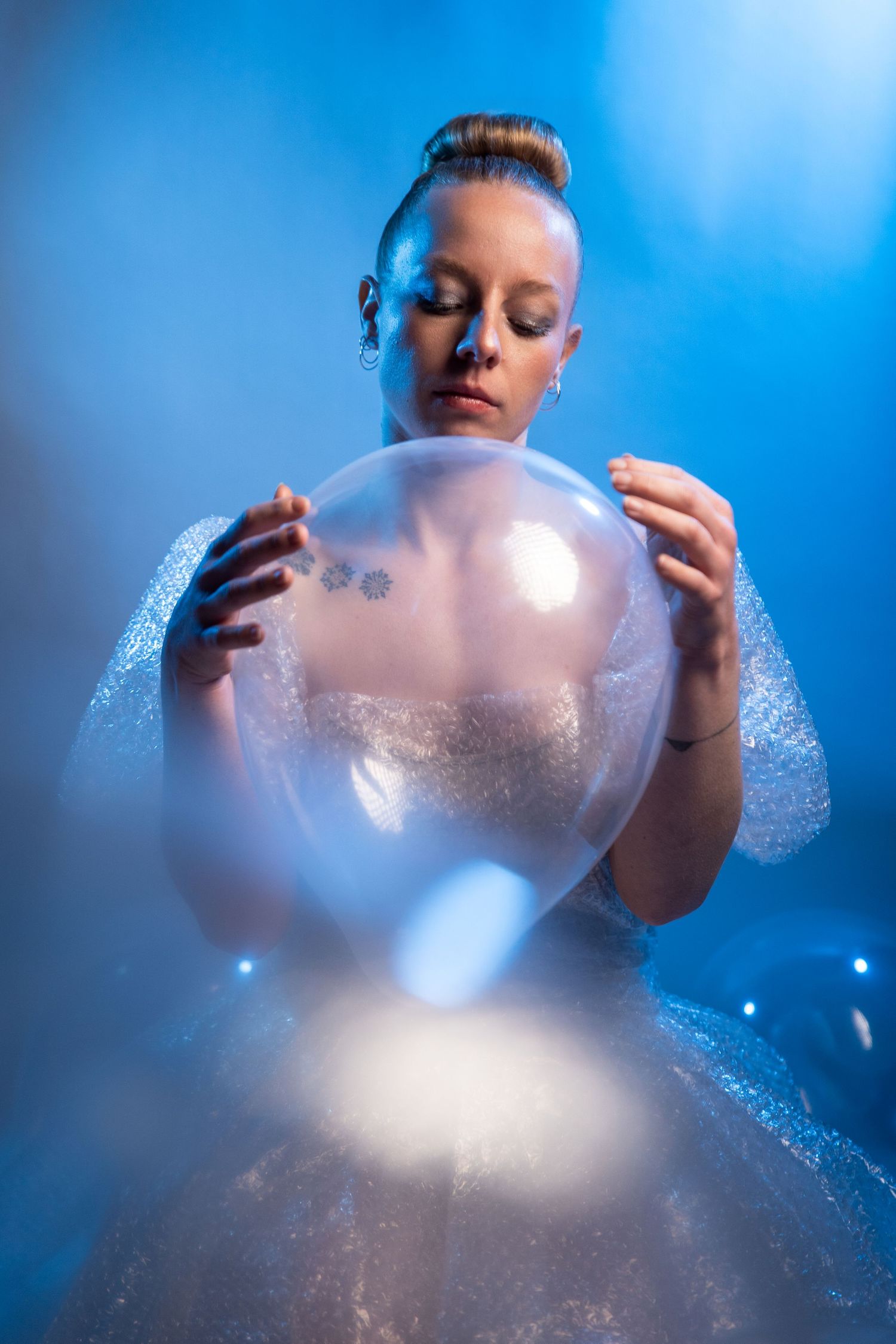 Séance photo artistique en studio aux tons élégants.