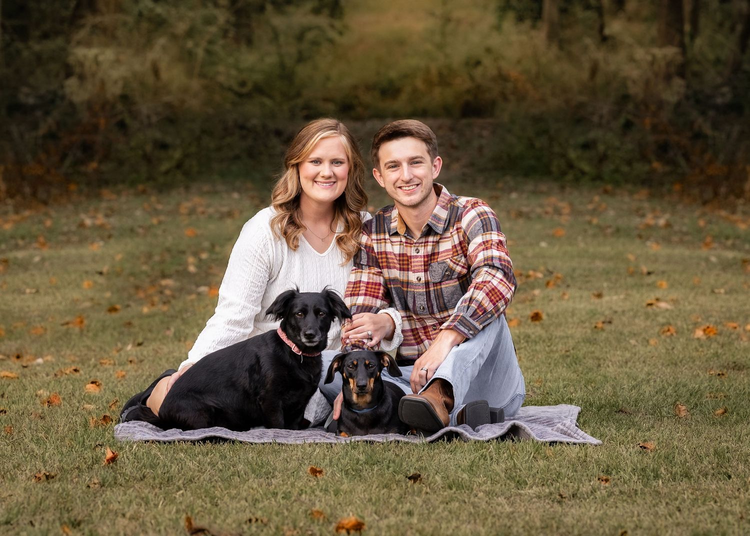 Family-photo-shoot-with-dogs-in-the-fall