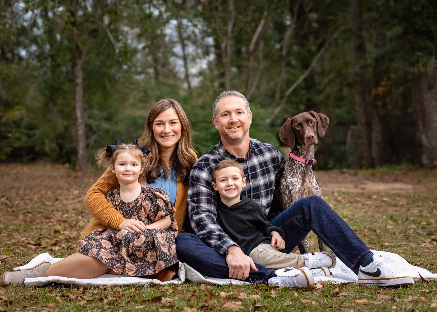 Fall-family-photos-with-the-dog-in-Alabama