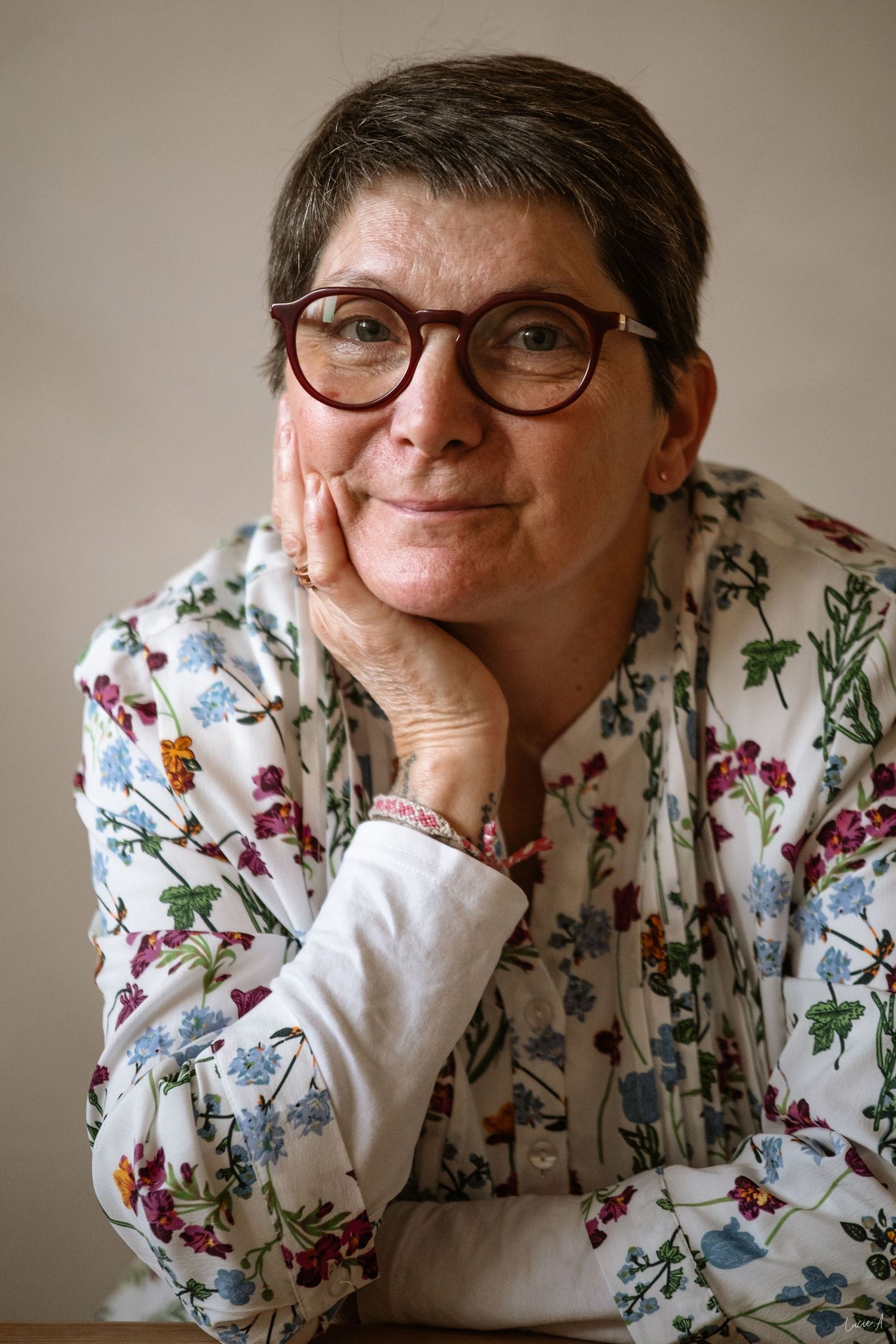 Portrait couleur d'une femme souriant et se tenant sur sa main, capté à Ronchin