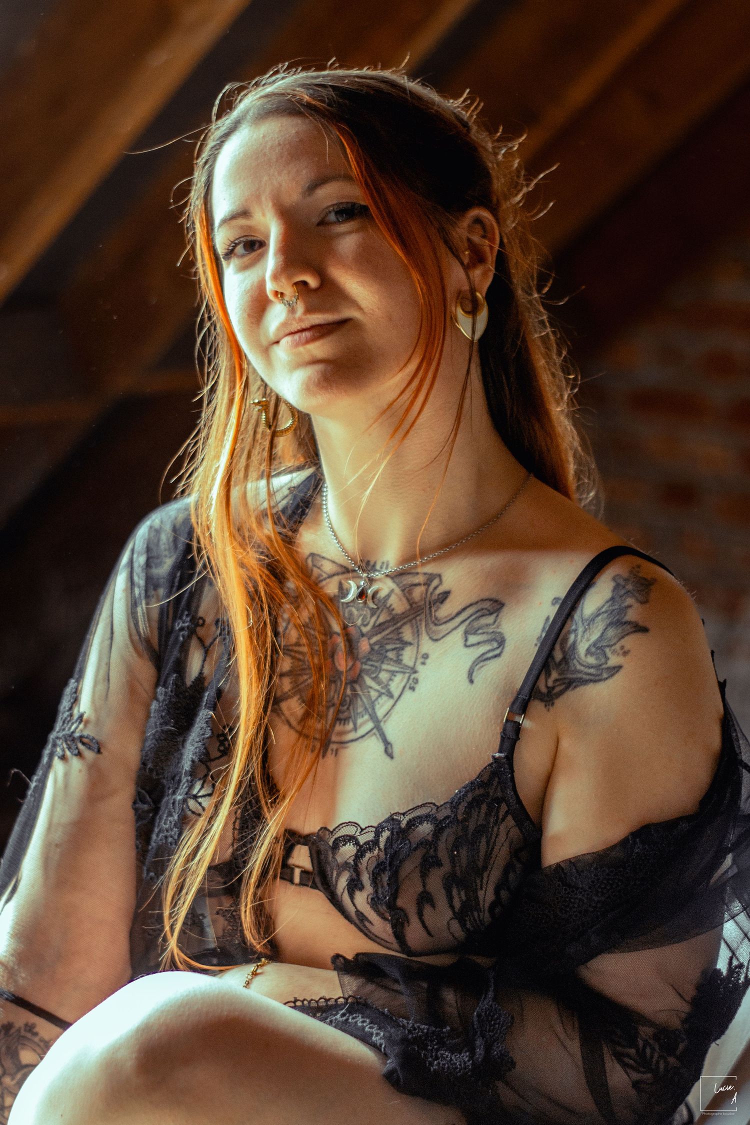 Portrait boudoir en lumière douce d’une femme tatouée, séance à Ronchin près de Lille