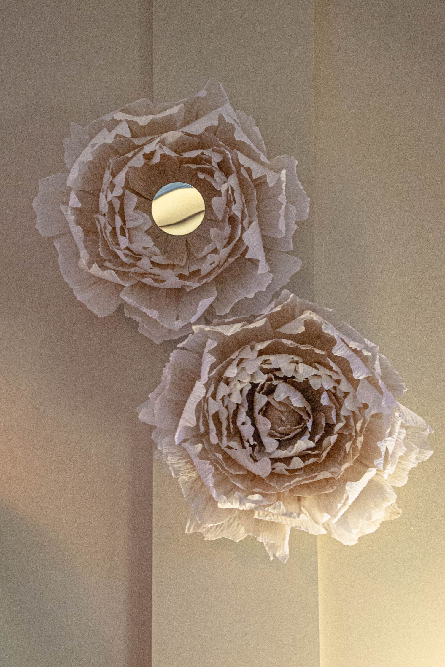 Détail décoratif : fleurs en papier suspendues, photographie en lumière naturelle à Fourmies
