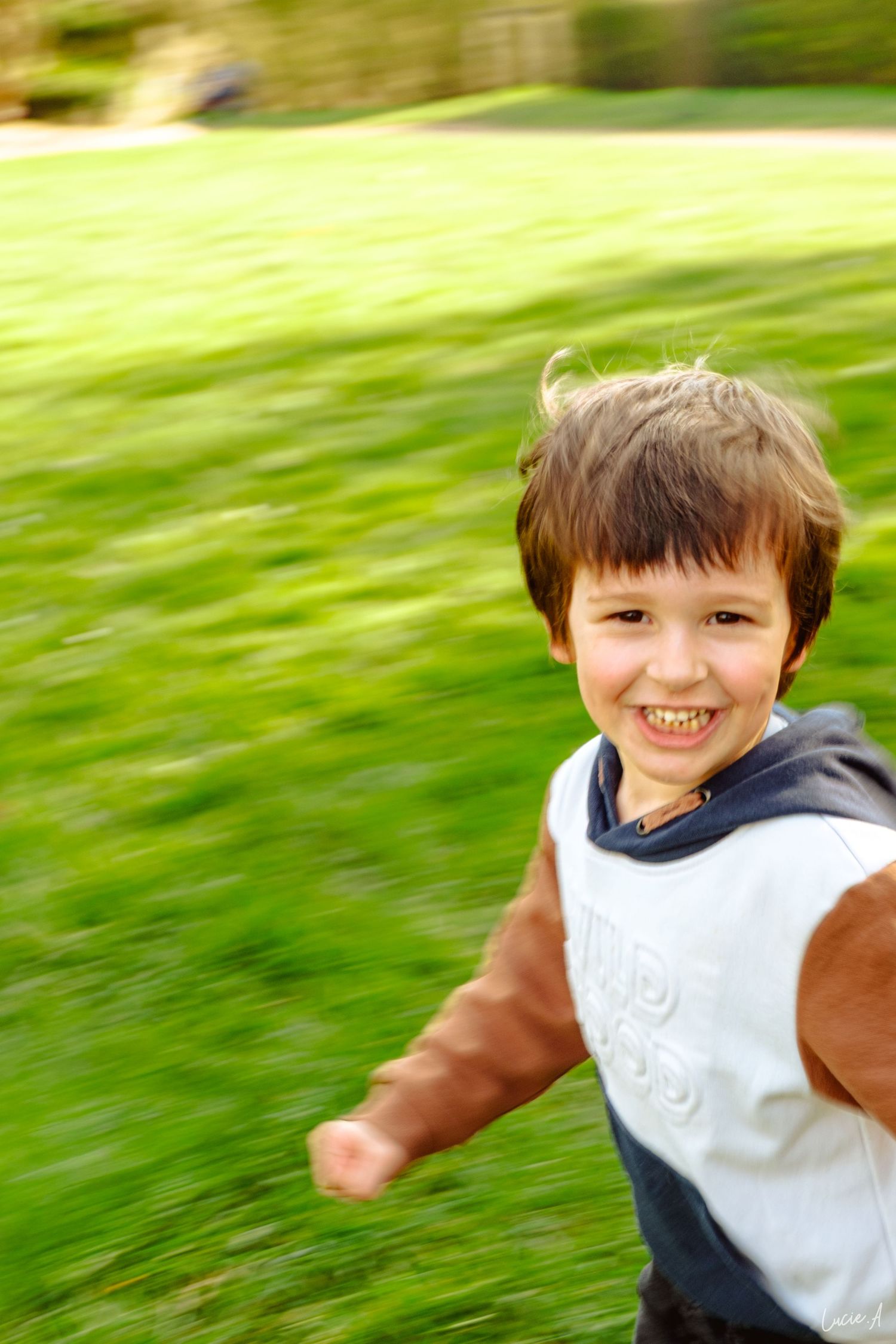 Portrait d'un enfant courant joyeusement à Lille dans le jardin des plante