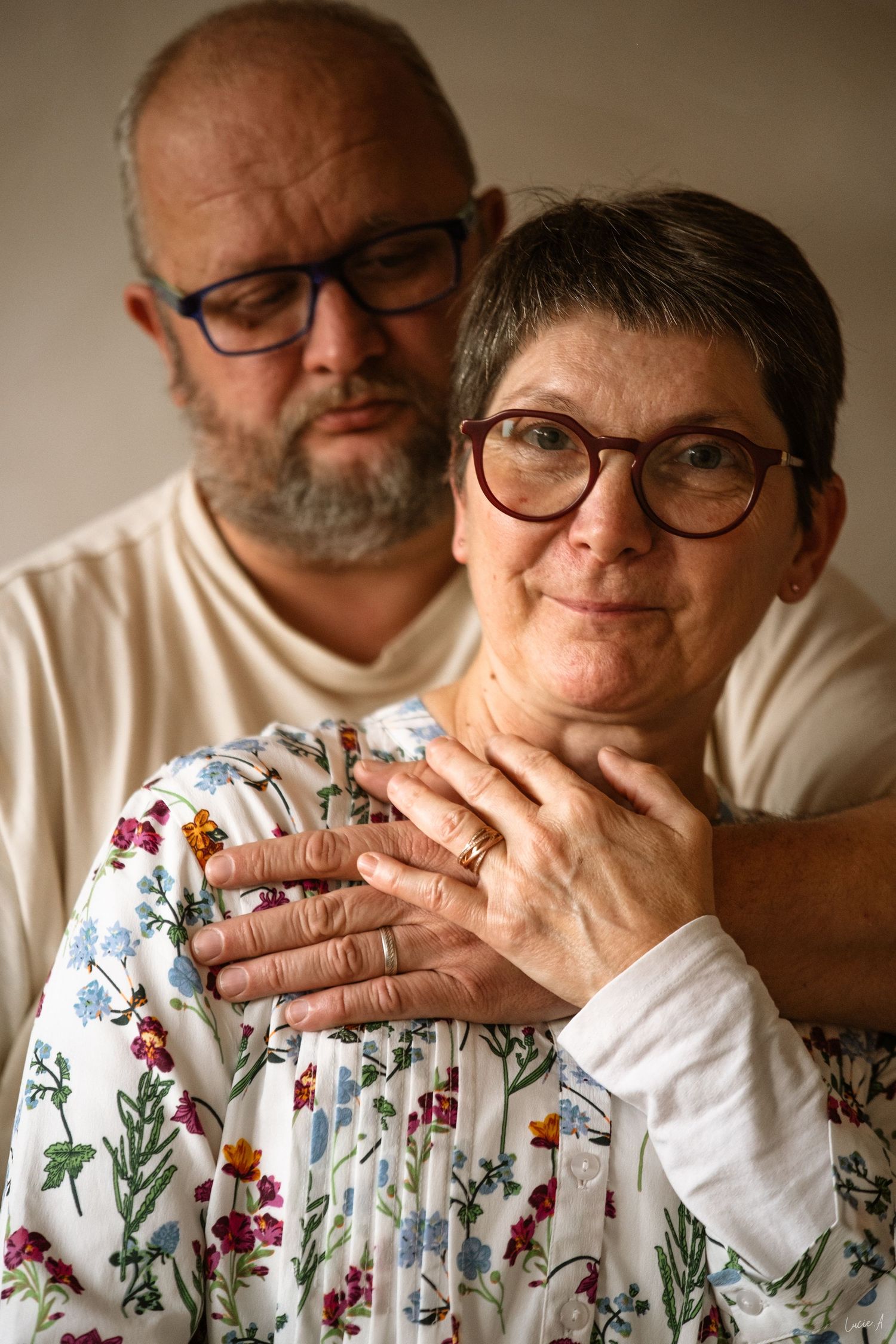Portrait couleur d'une séance couple les mains posées l'une sur l'autre, prise à Ronchin