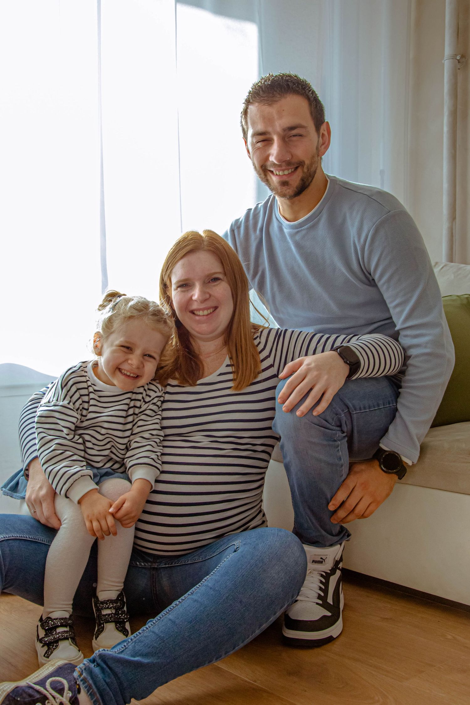 Portrait de famille en intérieur, séance grossesse lifestyle à Ronchin dans une ambiance lumineuse