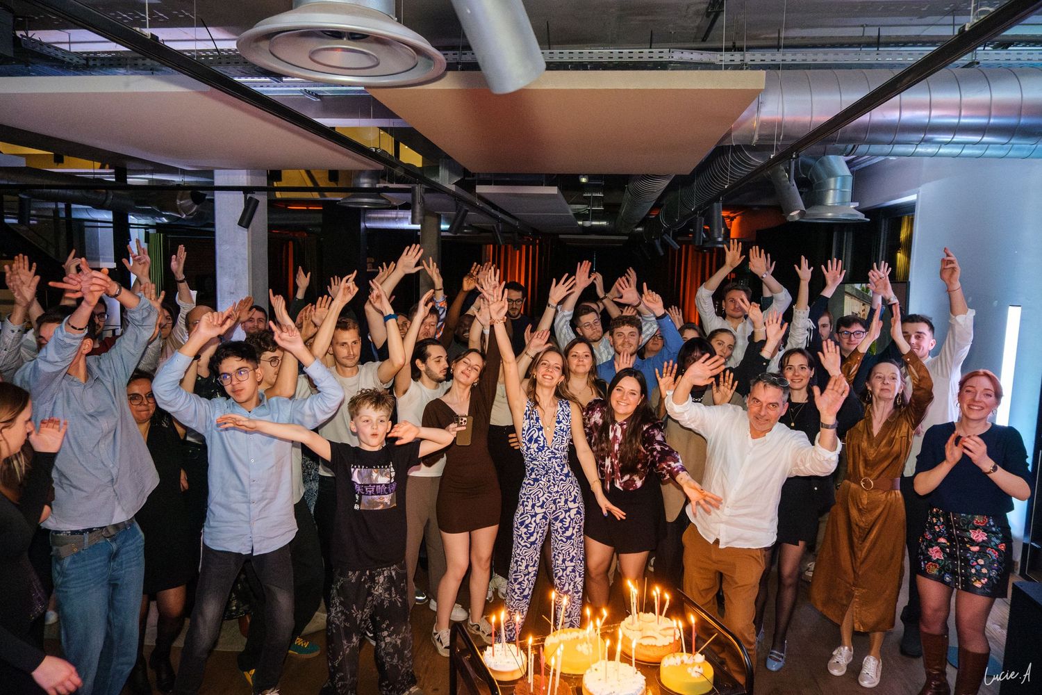 Photo de famille et d'amis reunie pour feter un anniversaire lors d'une soirée