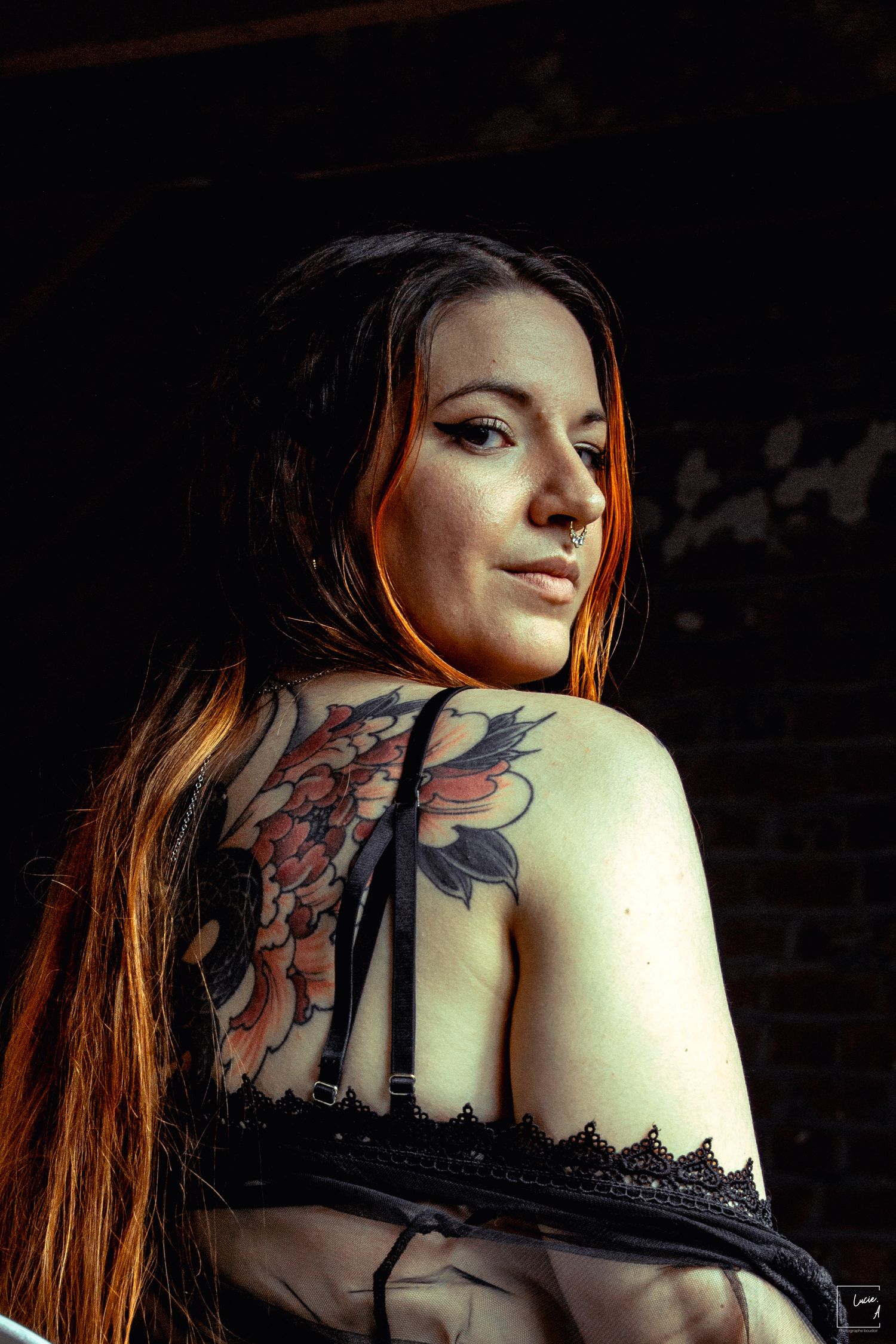 Portrait d’une femme avec tatouage floral à l’épaule, ambiance artistique en studio à Ronchin