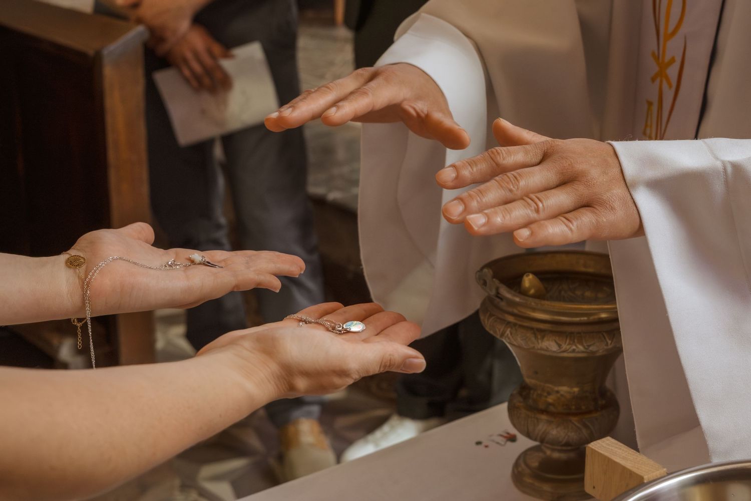 Un prêtre distribue la sainte communion à un paroissien lors d'une messe catholique.
