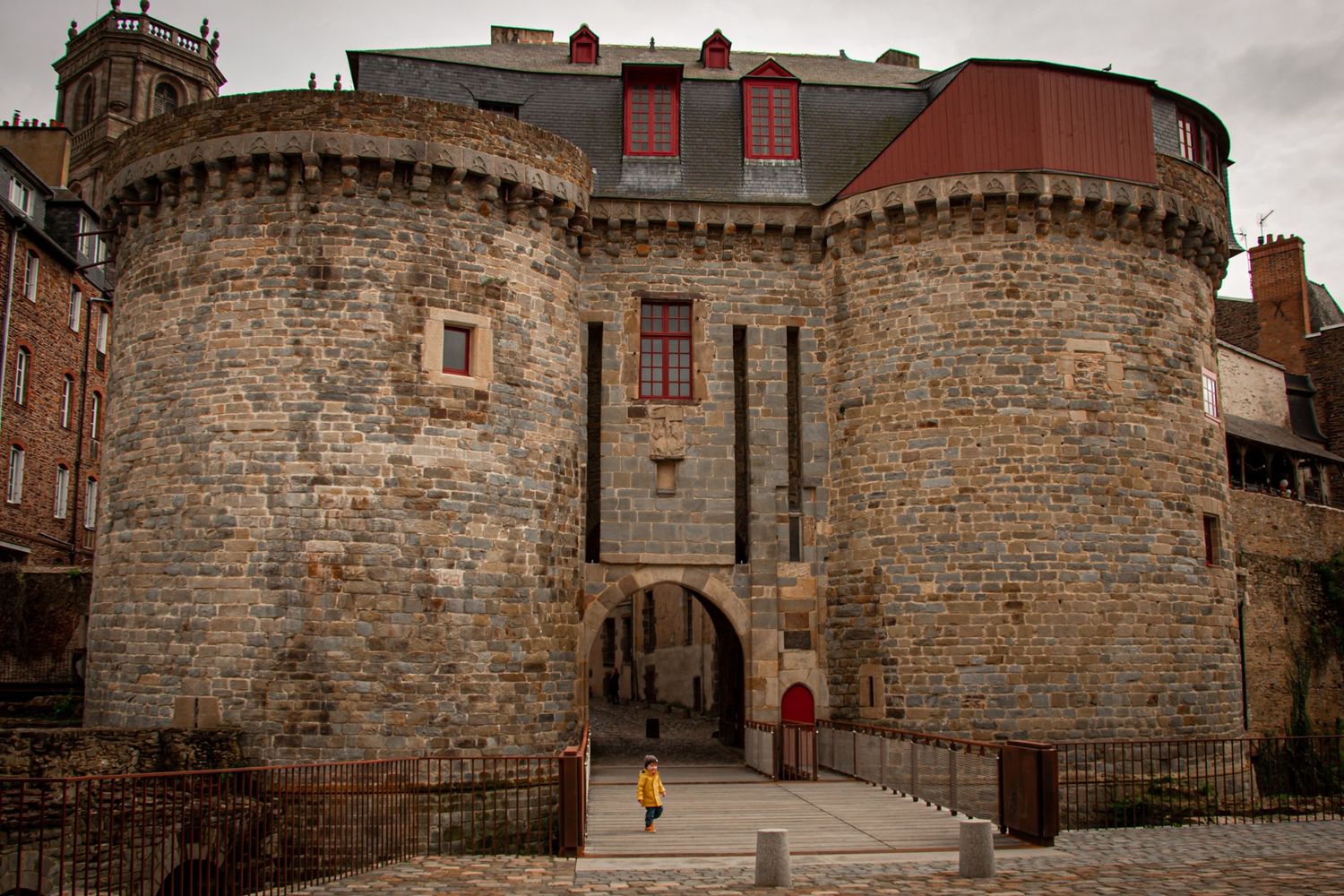 Prise couleur murs et fortifications de châteaux médiévaux avec chemins pavés