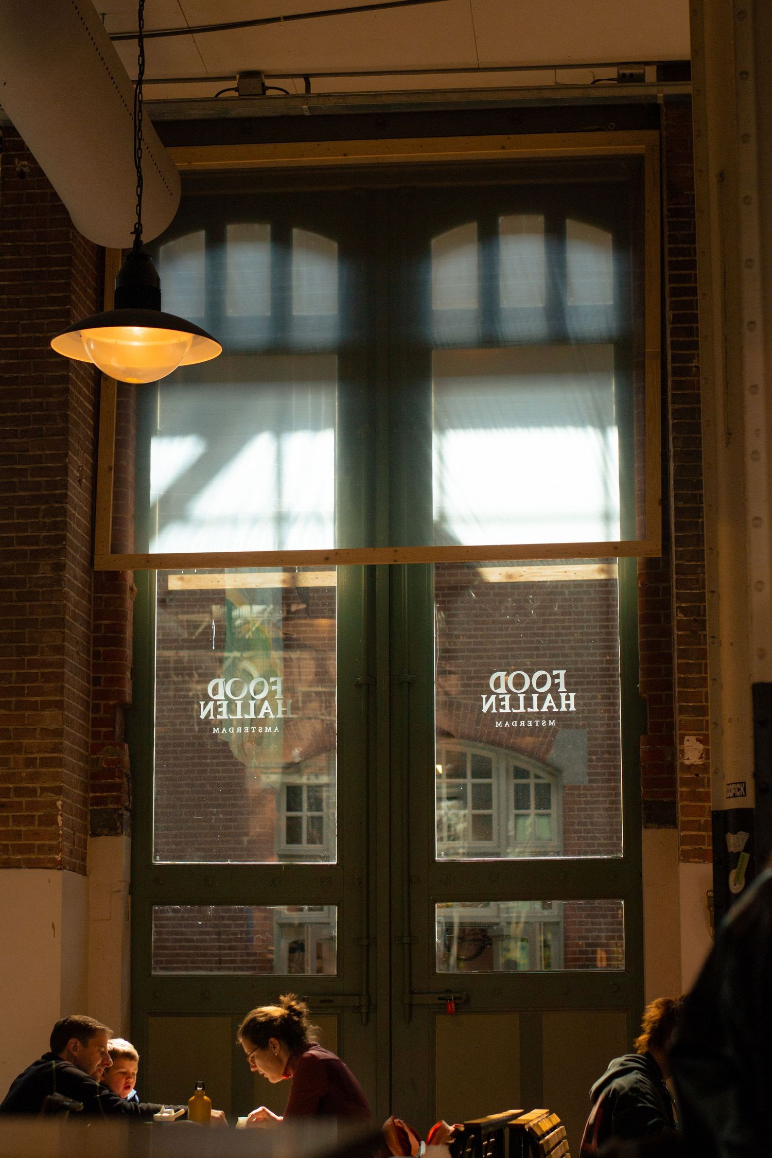 Prise de l'intérieur d'un café cosy avec de grandes fenêtres et un éclairage tamisé