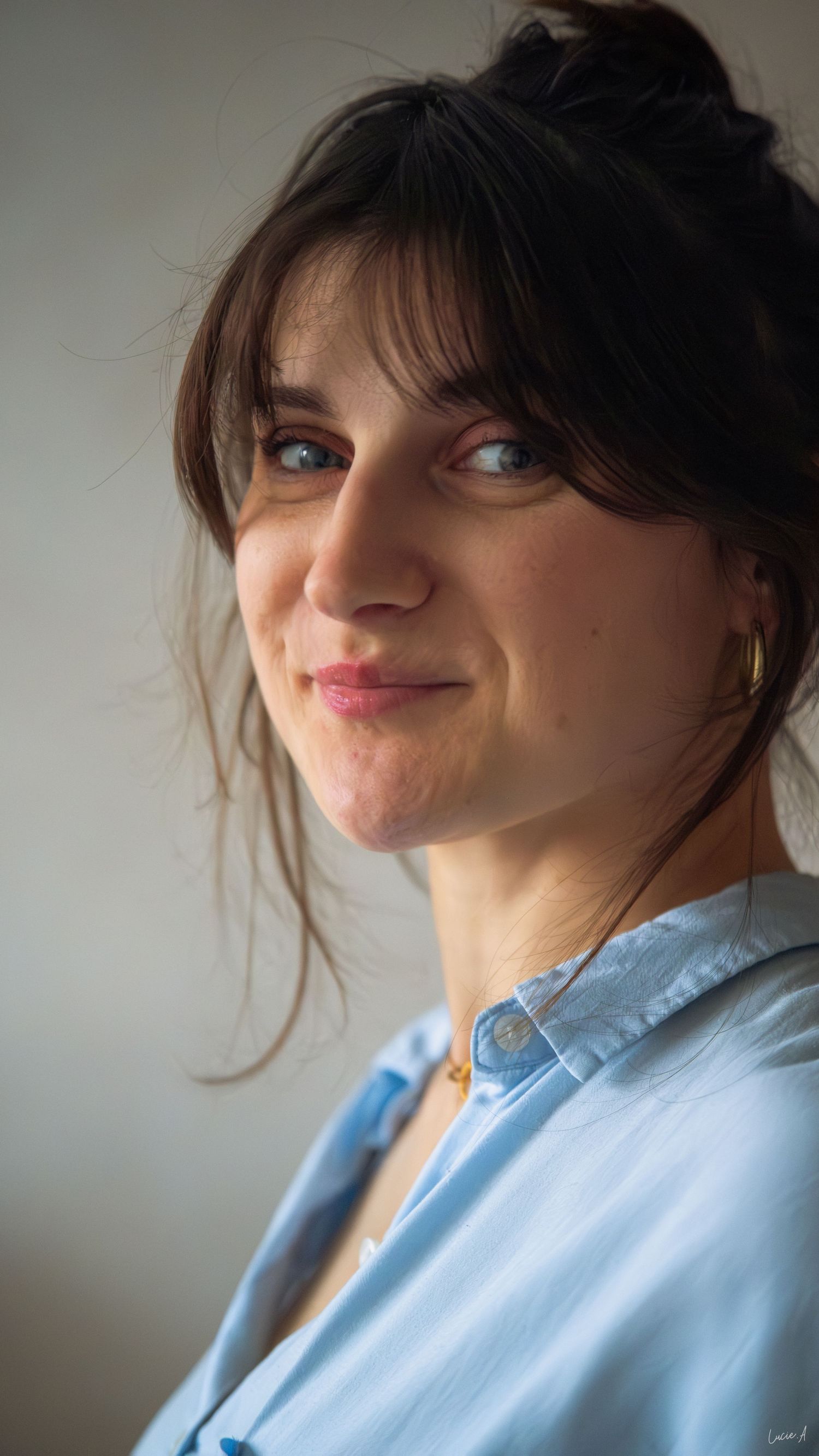 Portrait couleur de profil d'une femme regardant l'objectif, capté à Ronchin