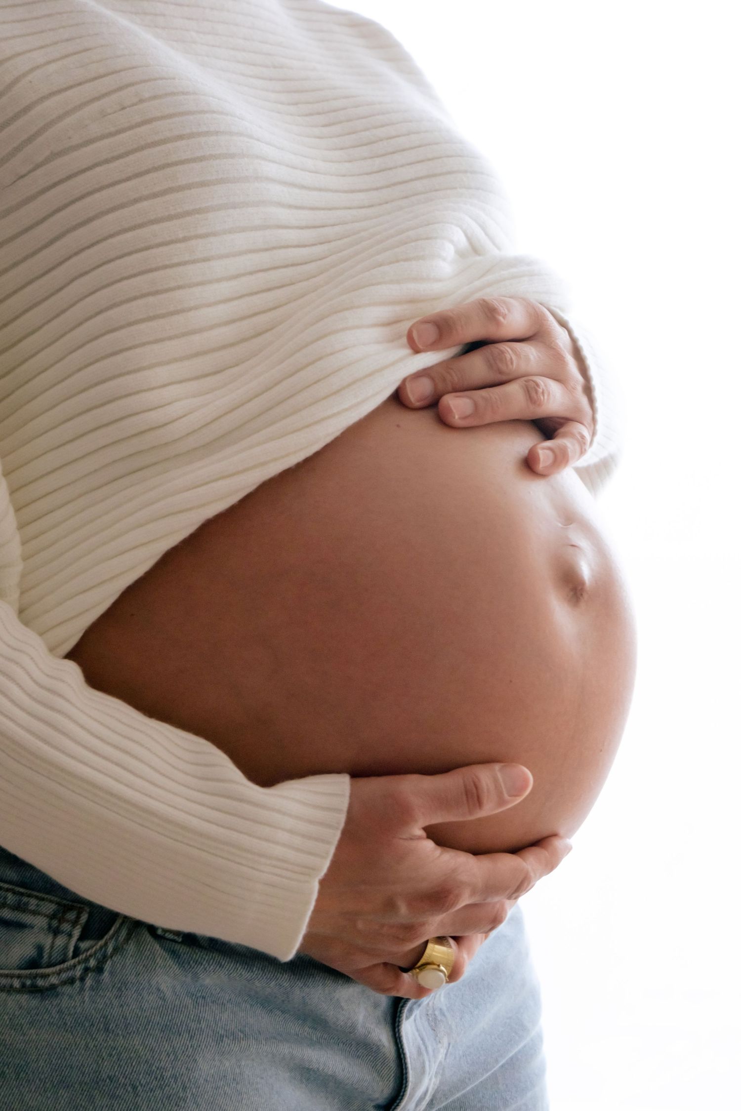 Vue de profil d'une femme enceinte prise à la lumière naturelle