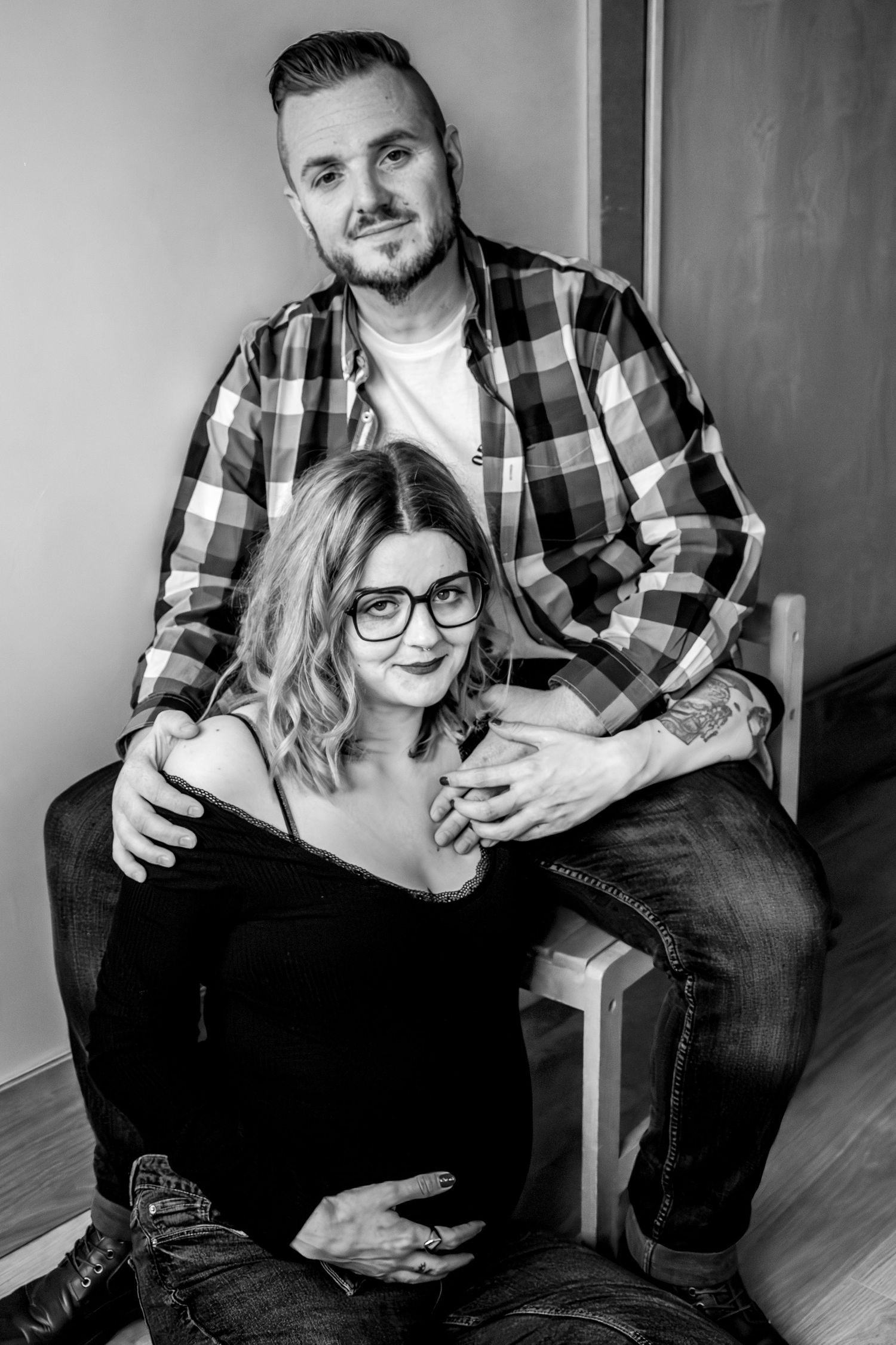Portrait en noir et blanc d’un couple prochainement parents, séance grossesse à Ronchin près de Lille