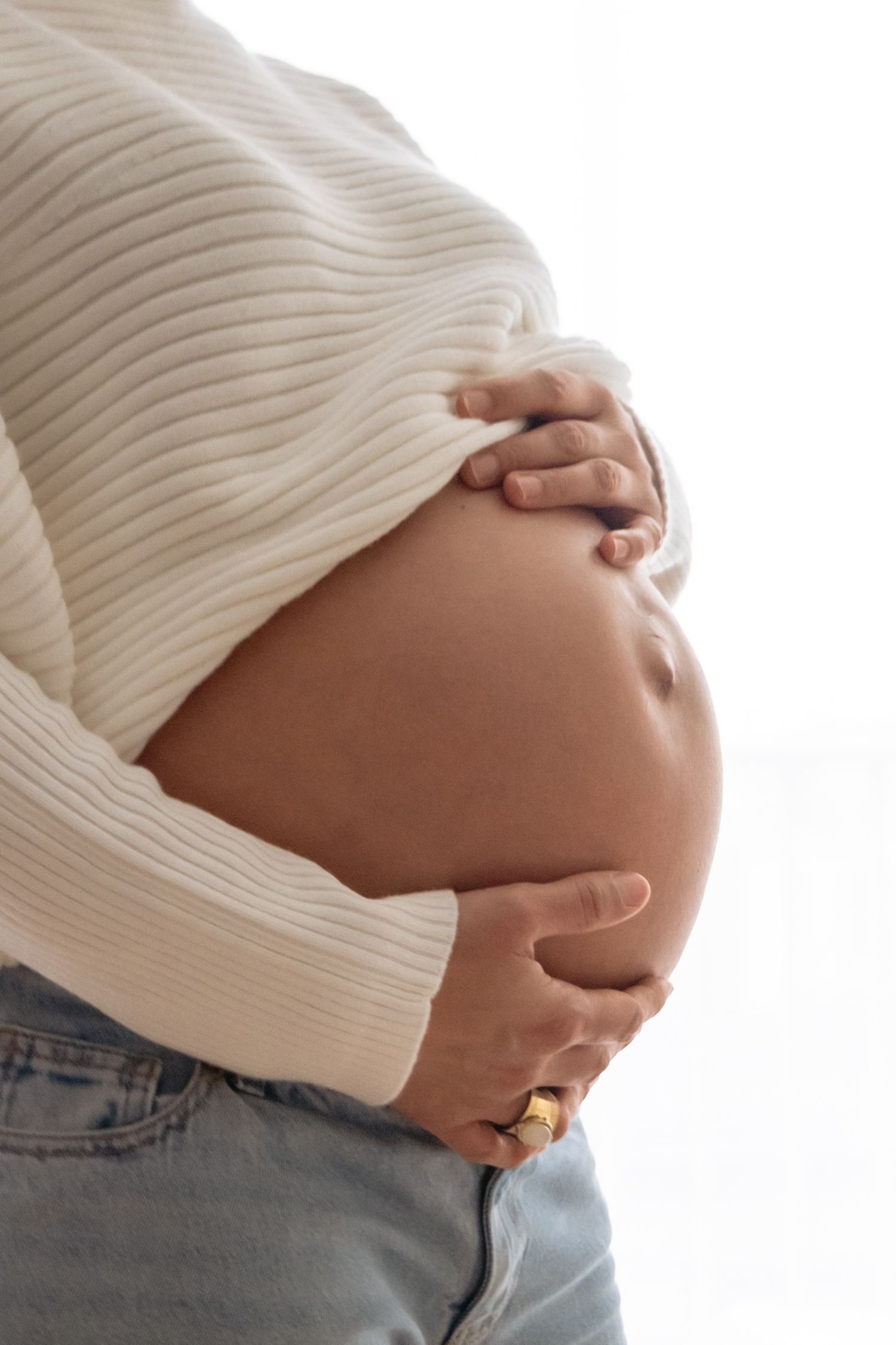 Vue de profil d'une femme enceinte prise à la lumière naturelle