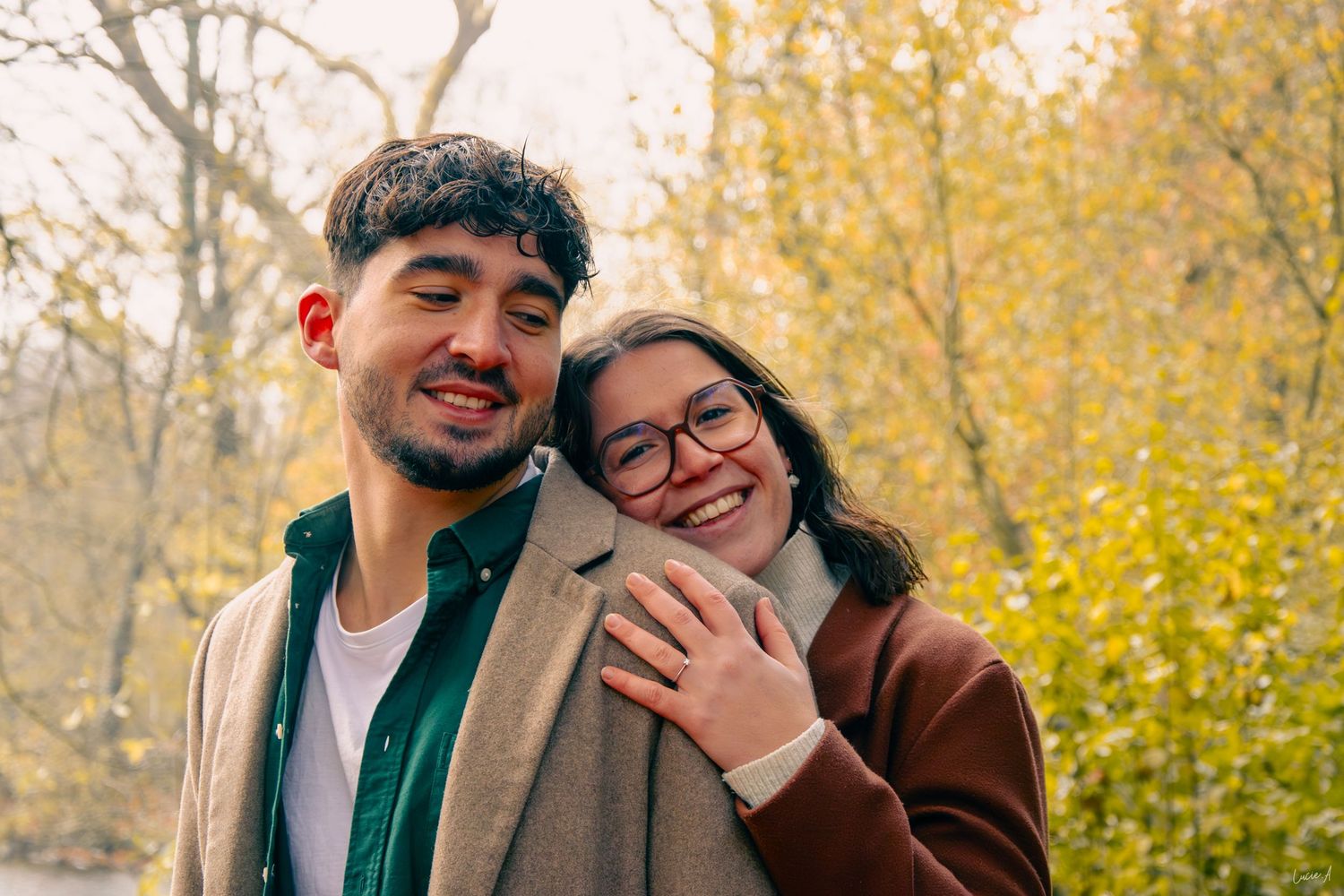 Séance engagement à Lille, femme derrière son fiancé la tête sur son épaule