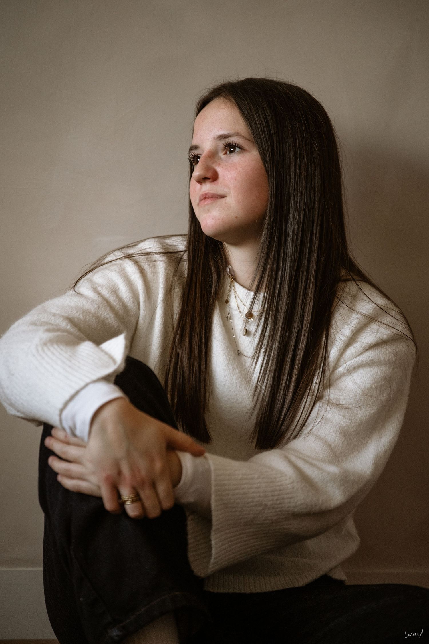Portrait couleur d’une femme en pull clair, posant de profil – séance photo à Ronchin près de Lille