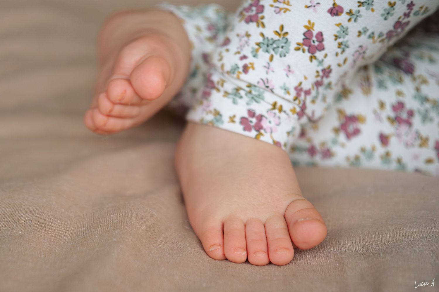 Gros plan couleur sur les pieds d'un bébé, séance naissance à Ronchin
