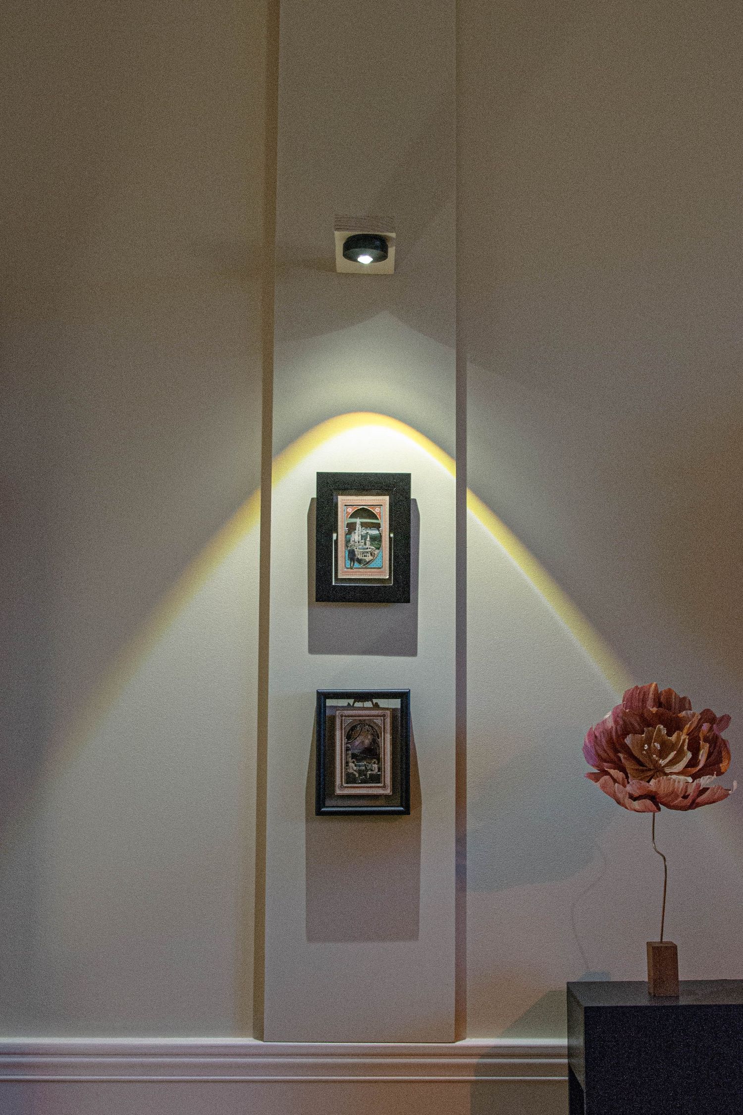 Galerie d'art entre décoration et fleurs en papier, lumière naturelle à Fourmies