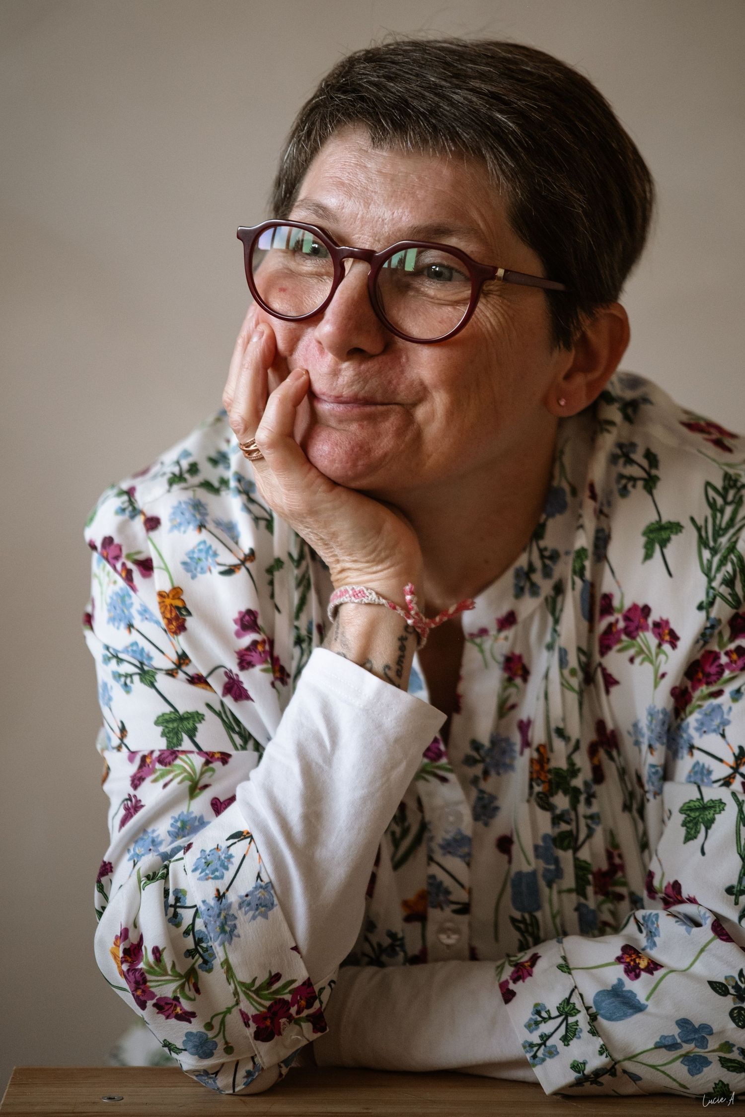 Portrait naturel d’une femme souriante en intérieur, séance photo à Ronchin dans une ambiance douce