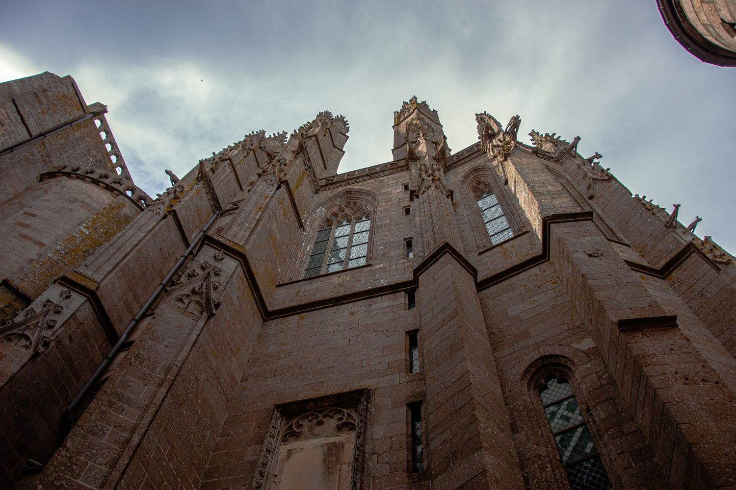 Contre plongée couleur d'une église avec un ciel orageux, prise à Lille