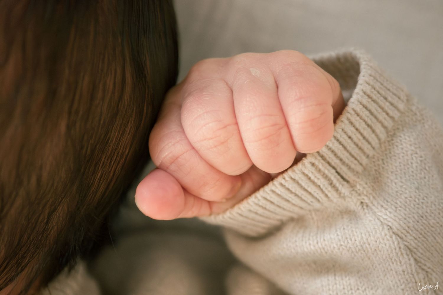 gros plan sur la main d'un nourisson lors d'une séance photo de naissance