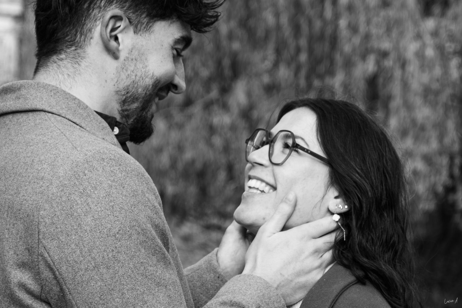 Portrait noir et blanc, couple lors d'une séance d'engagement, ils sont de profil et se regardent, pris à Lille en extérieur