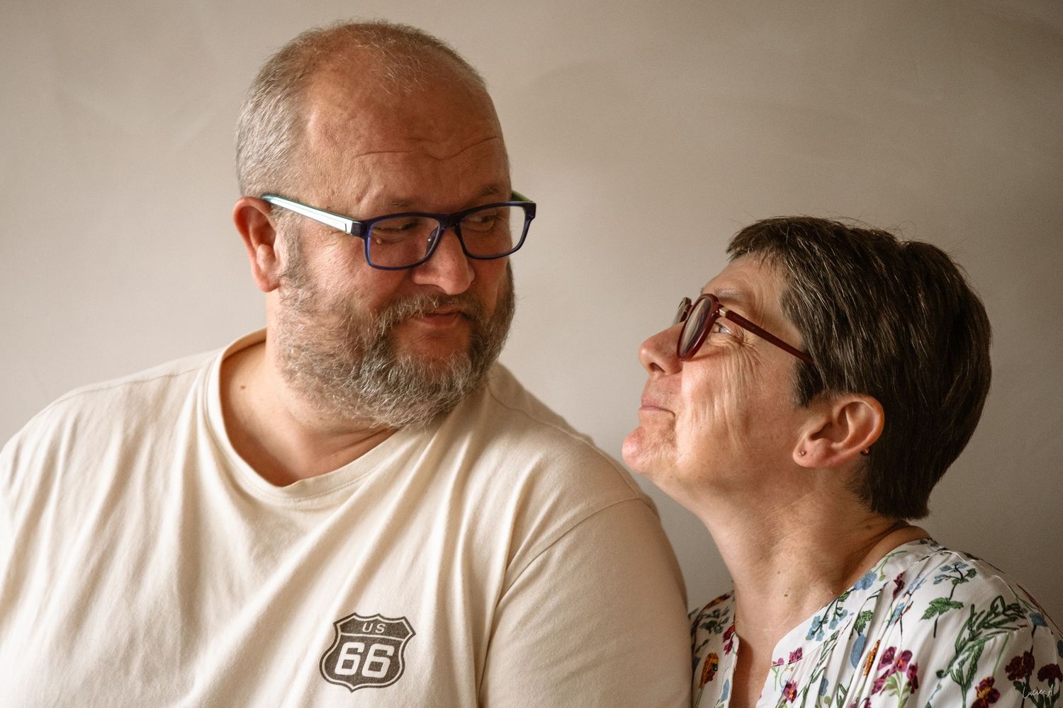 Séance photo couple à Ronchin, amoureux se regardant en souriant