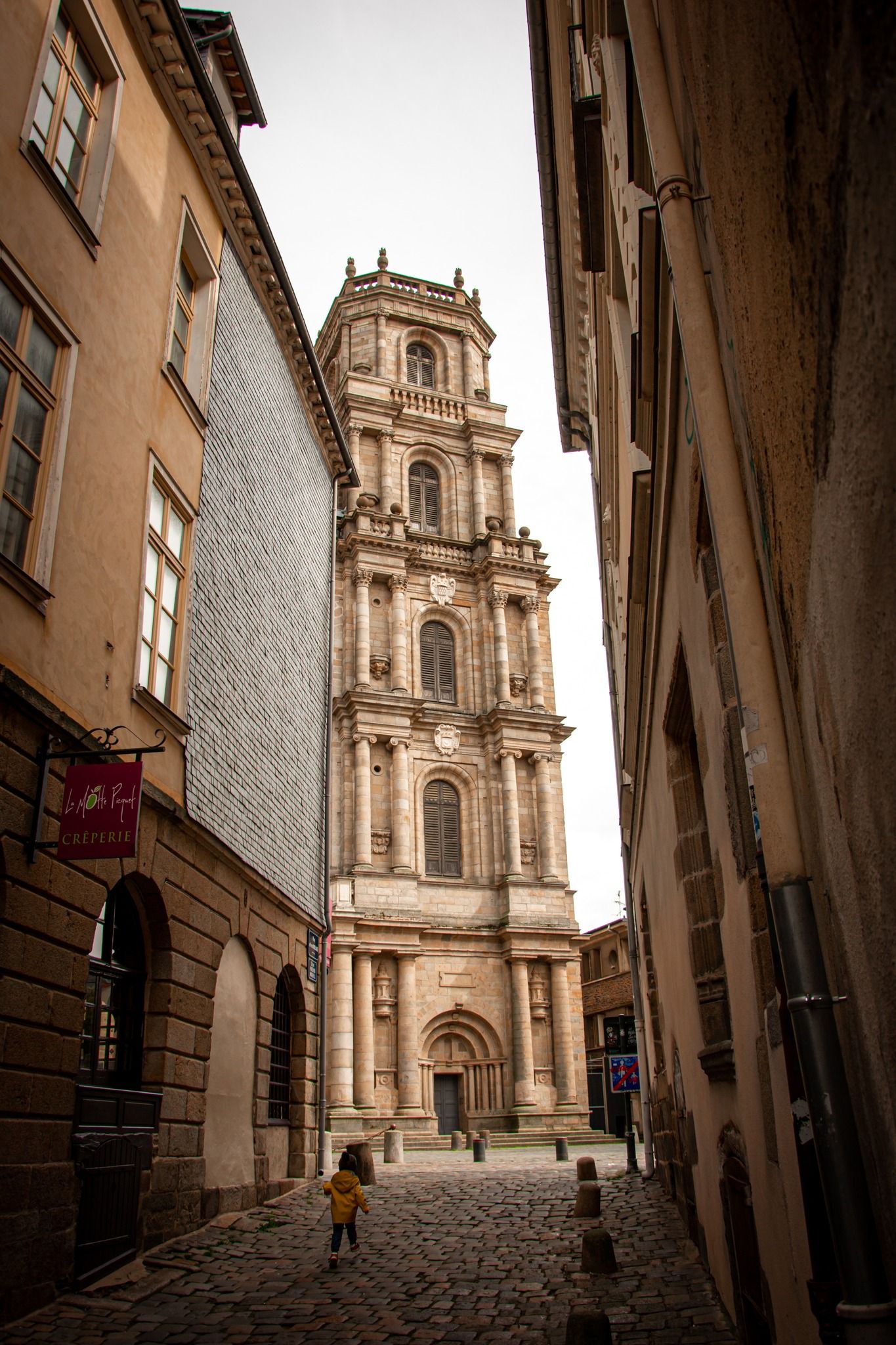 Prise couleur de tours historiques de la cathédrale et rue pavée étroite dans une vieille ville européenne