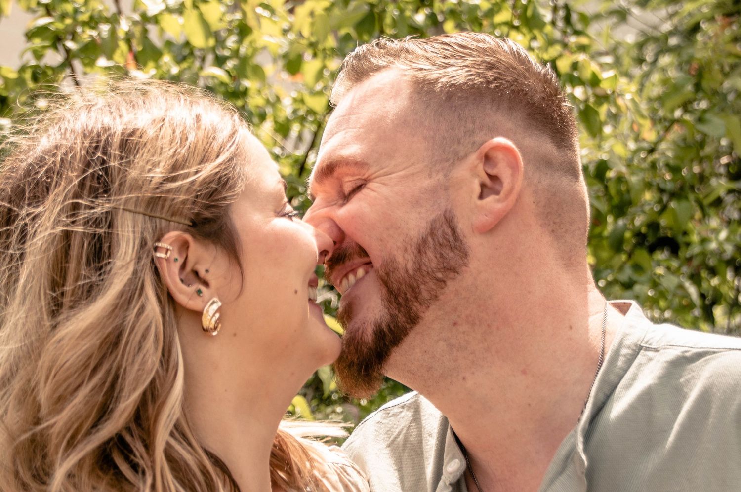 Portrait de couple à Lille, visages proches et regard amusé