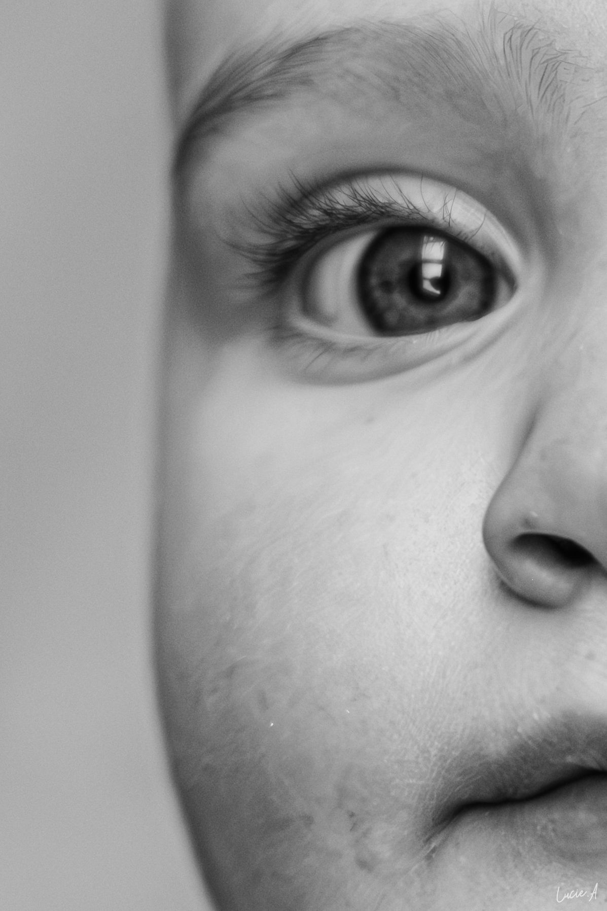 Gros plan portrait noir et blanc, séance naissance avec un jeune bébé, capté à Ronchin près de Lille
