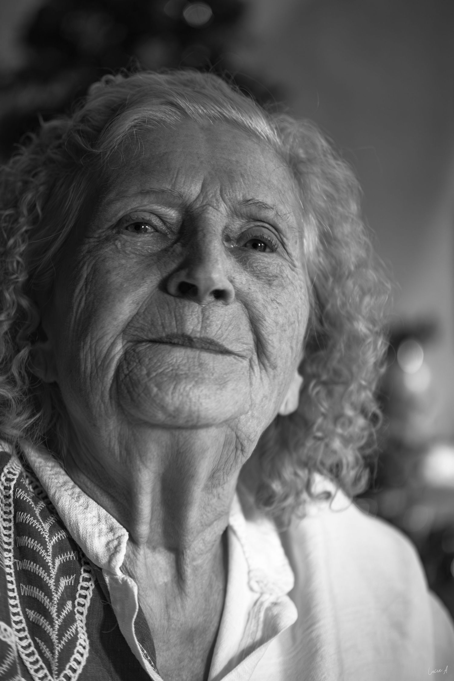 Portrait noir et blanc d'une femme agée se tenant droite de face, à Ronchin