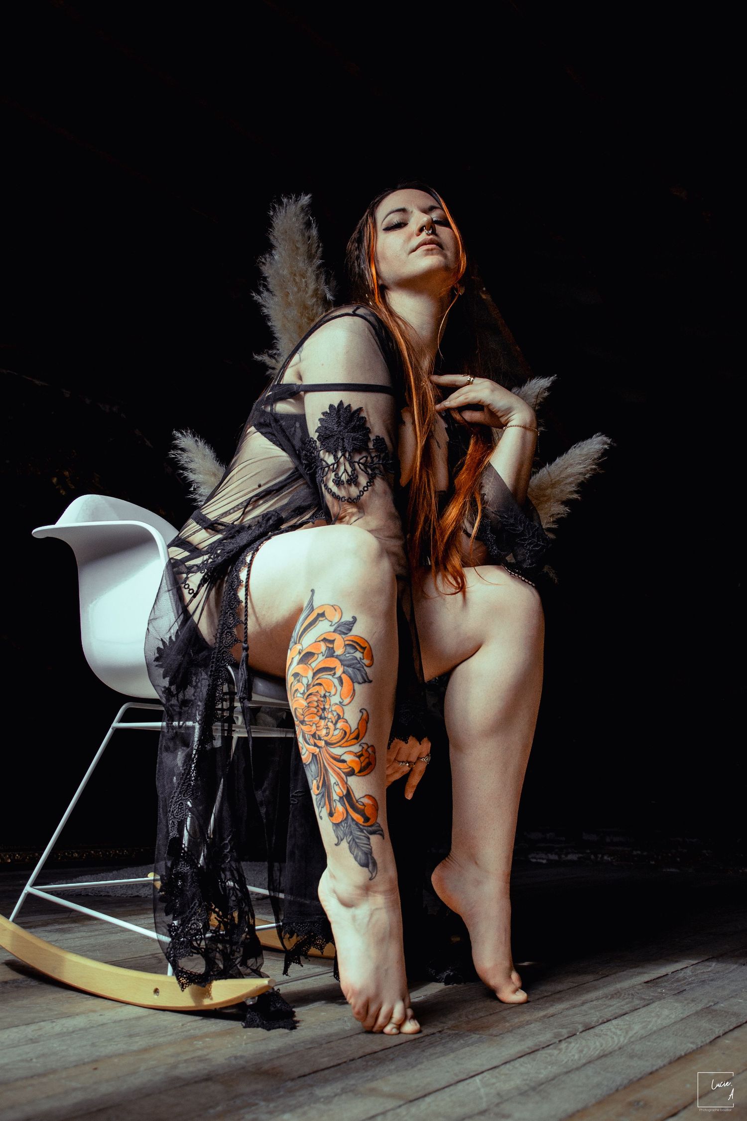 Portrait boudoir en lumière douce d’une femme tatouée, séance à Ronchin près de Lille