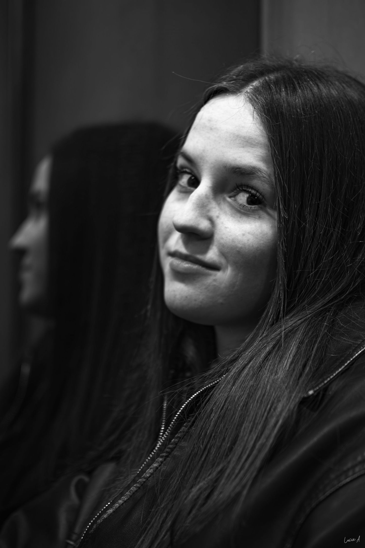 Portrait noir et blanc d’une femme en pull clair, posant devant un miroir – séance photo à Ronchin près de Lille