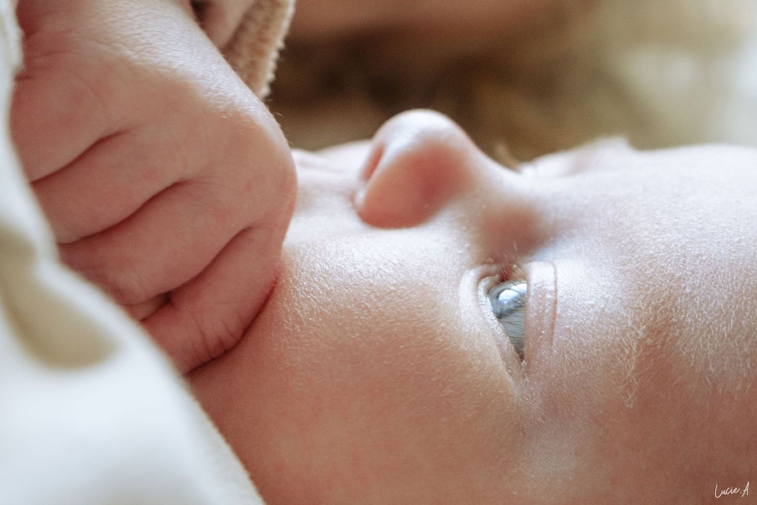plan rapproché du visage d'un nouveau né capturé à la lumière naturelle