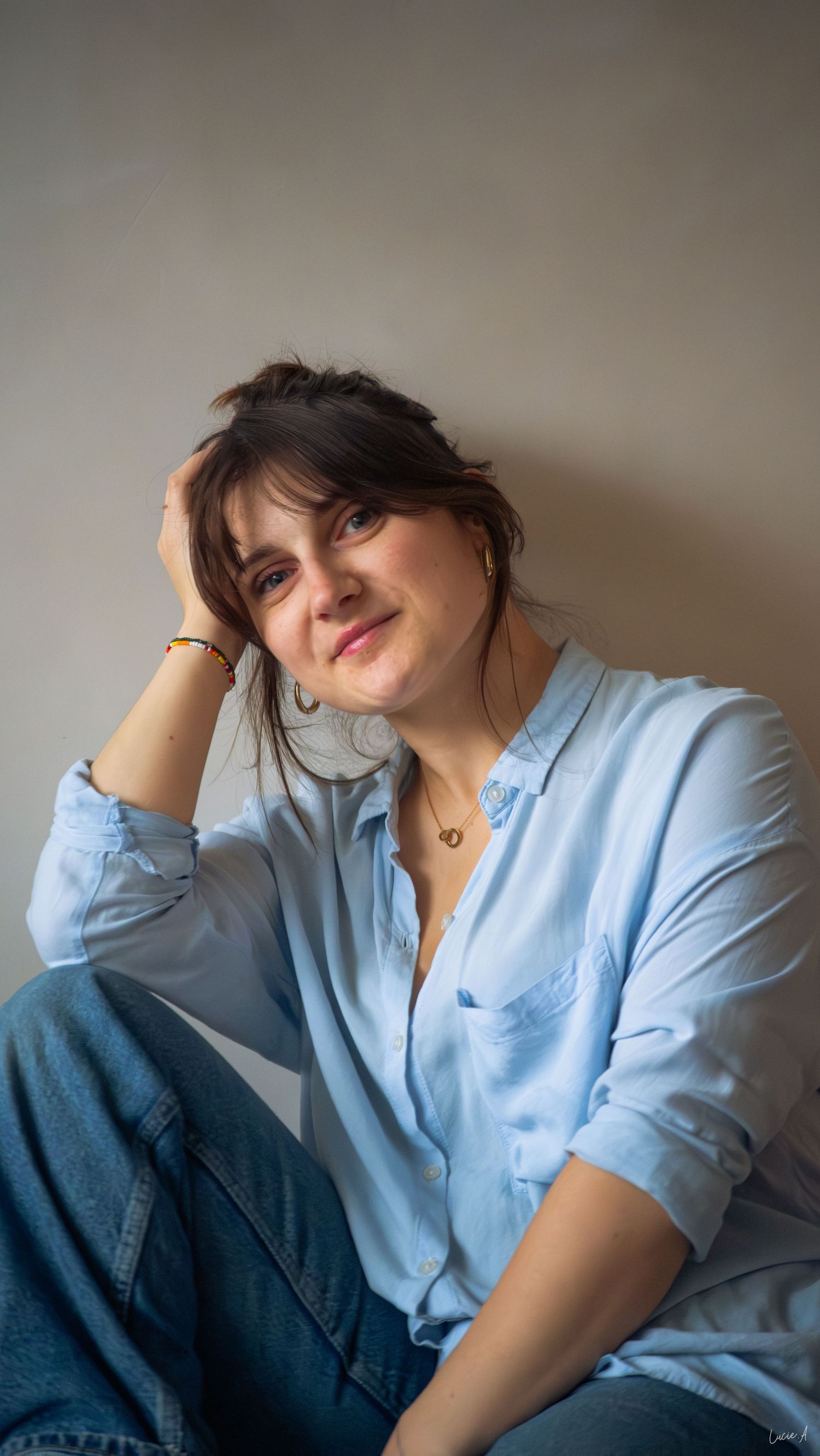 Portrait couleur d'une femme se tenant la tête et regardant l'objectif, capté à Ronchin