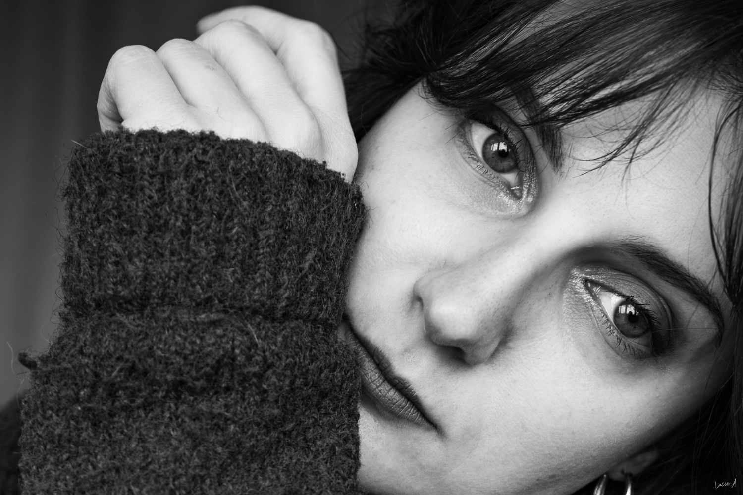 Portrait noir et blanc gros plan femme se tenant la tête de travers la main collée au visage, prise à Ronchin