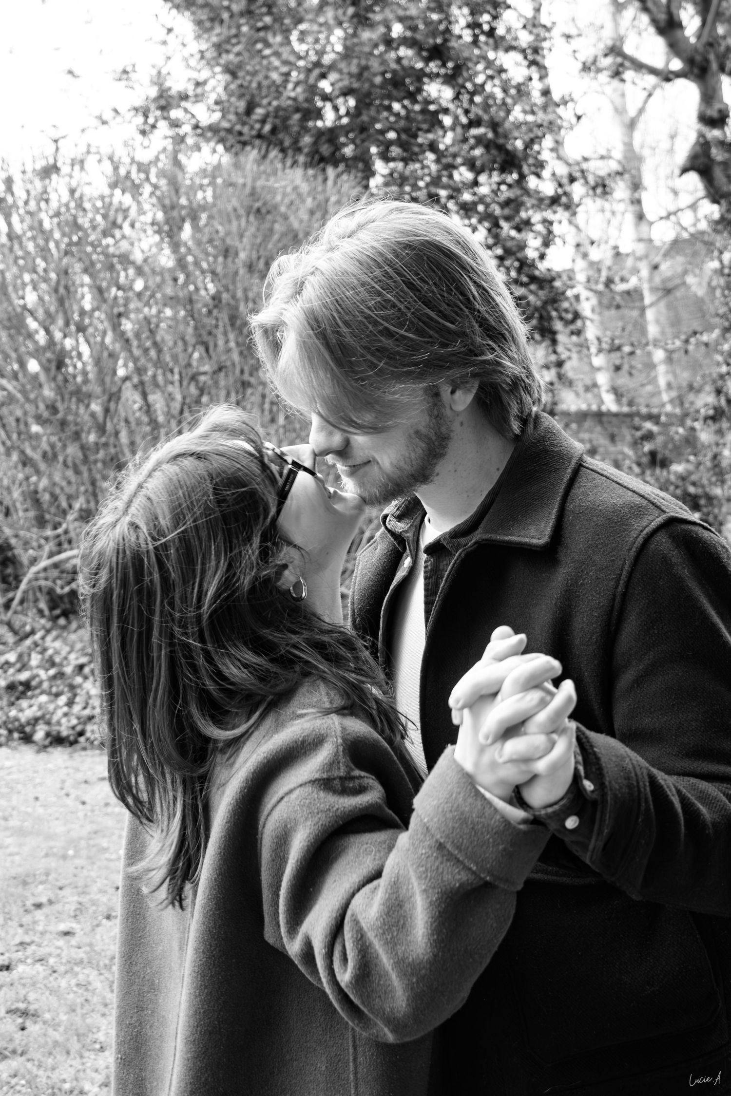 Portrait noir et blanc d'un couple se regardant et se tenant la main, doigt qui s'entremelent, prise à Ronchin en extérieur