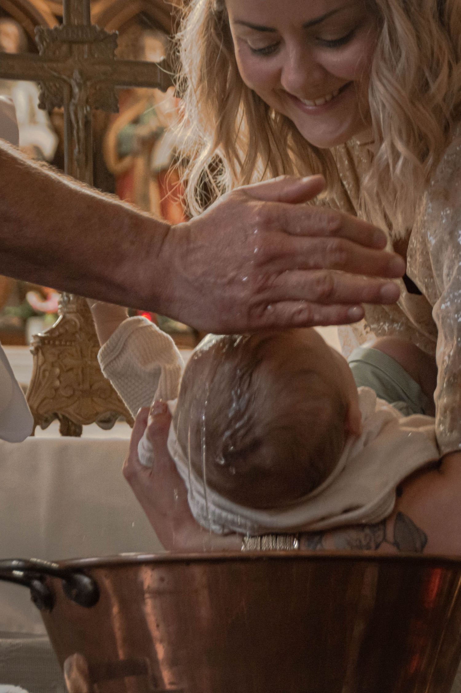 Prise couleur d'une mère tenant son enfant pendant son baptême