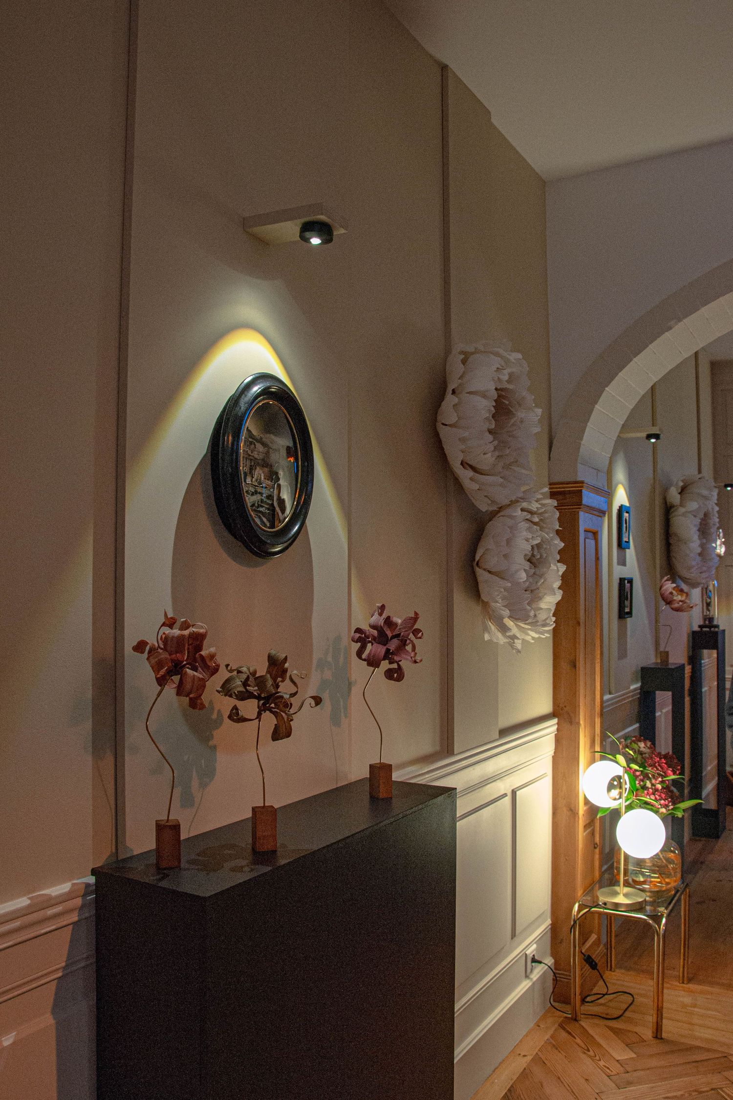 Prise d'une galerie d'arts, fleurs en papier suspendues, lumière naturelle à Fourmies