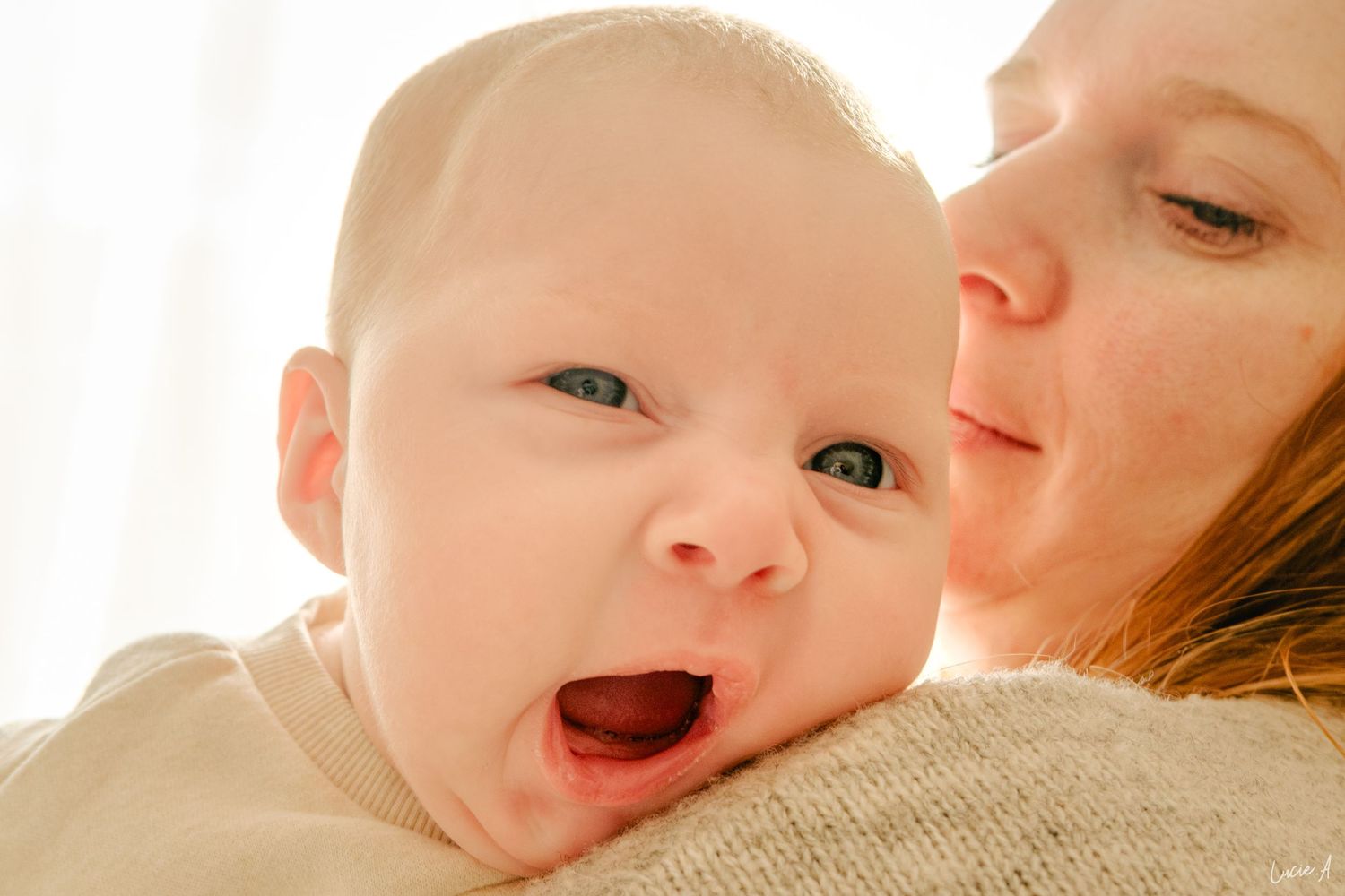 Portrait d'un bébé baillant à la lumière du jour