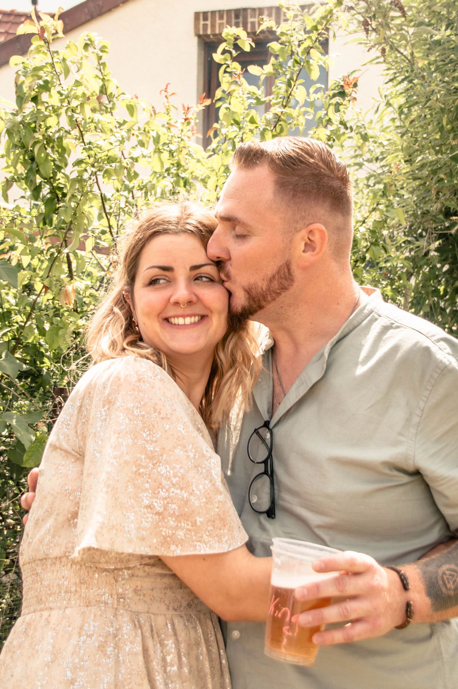 Portrait de couple côte à côte, photo naturelle à Lille